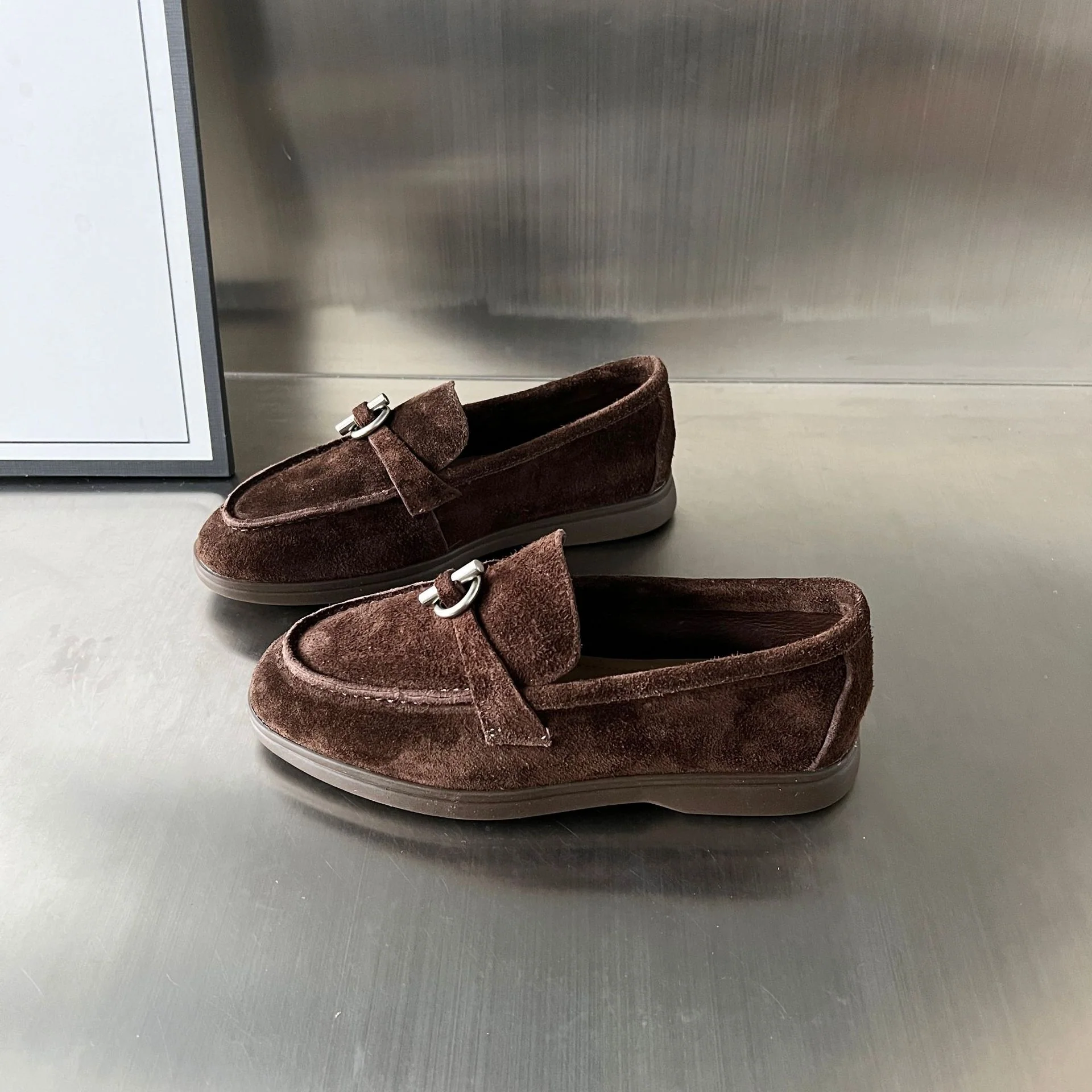 Damen Mokassins aus weichem Wildleder mit dekorativem Schnallenverschluss Heidi Mode - Image 2