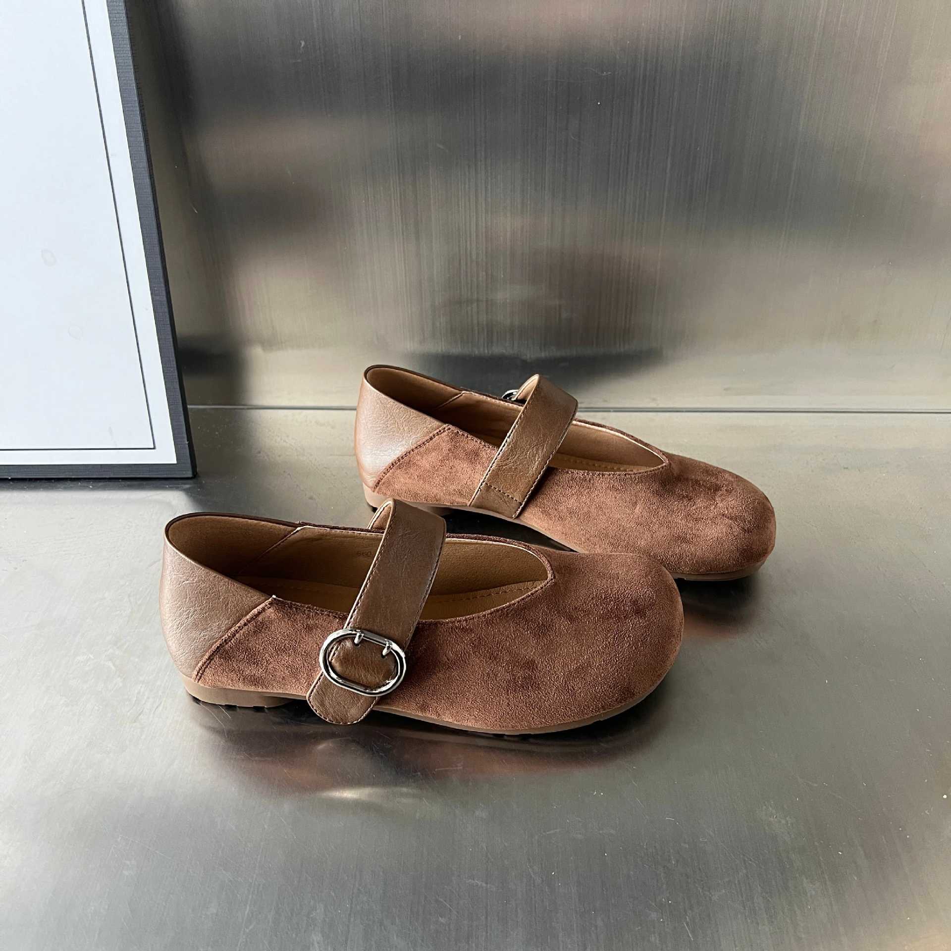 Damen Mokassins mit elegantem Riemen und hochwertiger Veloursoberfläche Heidi Mode - Image 4