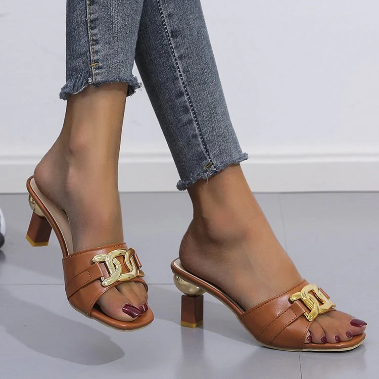 Damen Mules mit Glänzendem Goldenen Akzent und Komfortablem Blockabsatz Heidi-Mode - Image 4