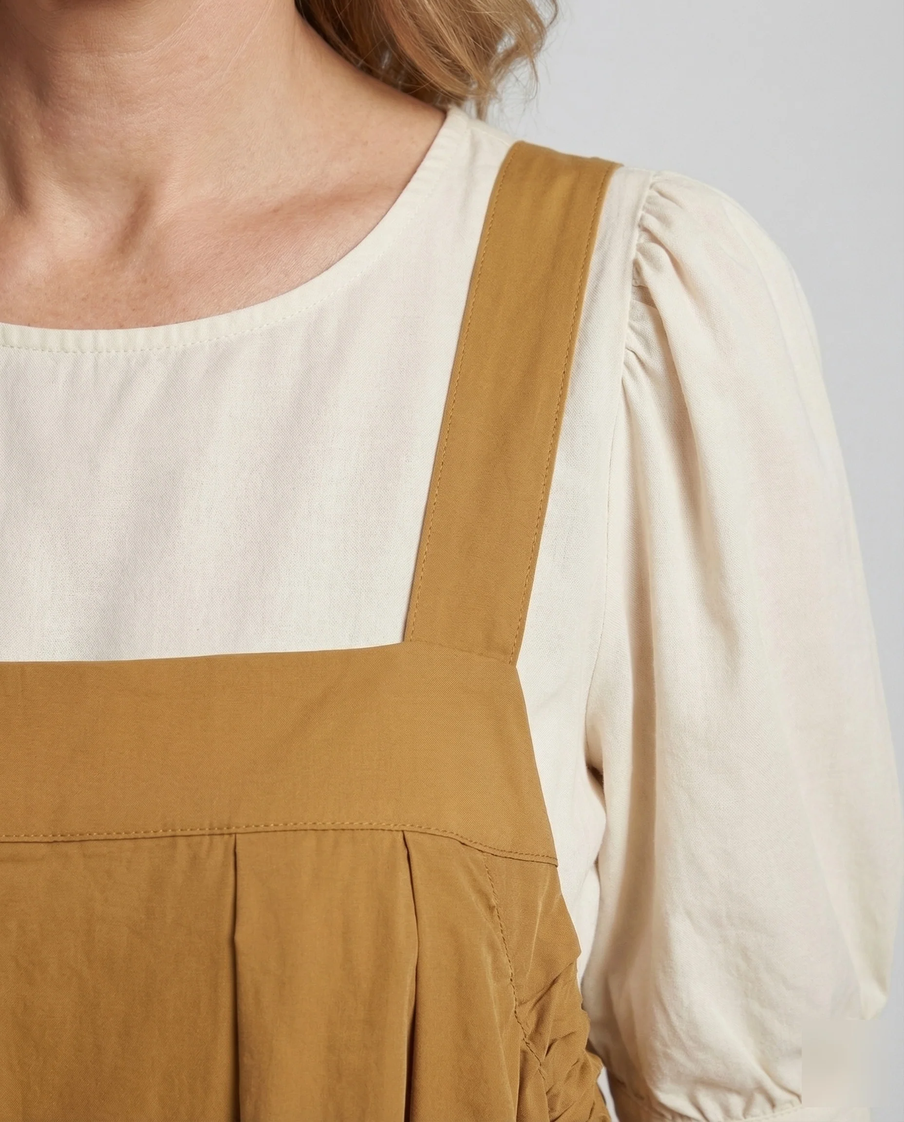 Damen Ärmelloses Latzkleid mit Faltenrock - Image 3
