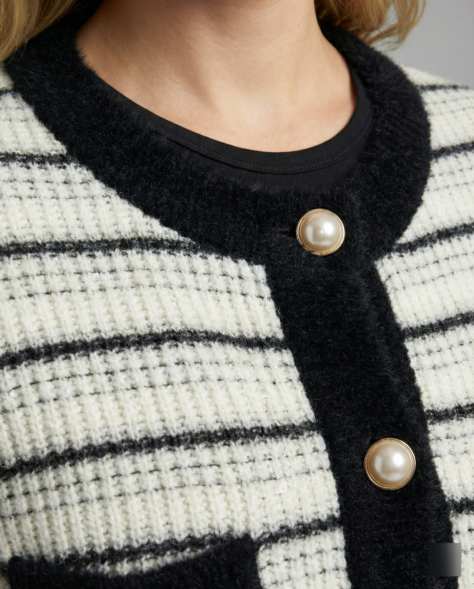 Bouclé-Strickjacke mit Kontrastbesatz, Perlenknopfleiste und Pattentaschen Heidi Mode - Image 4