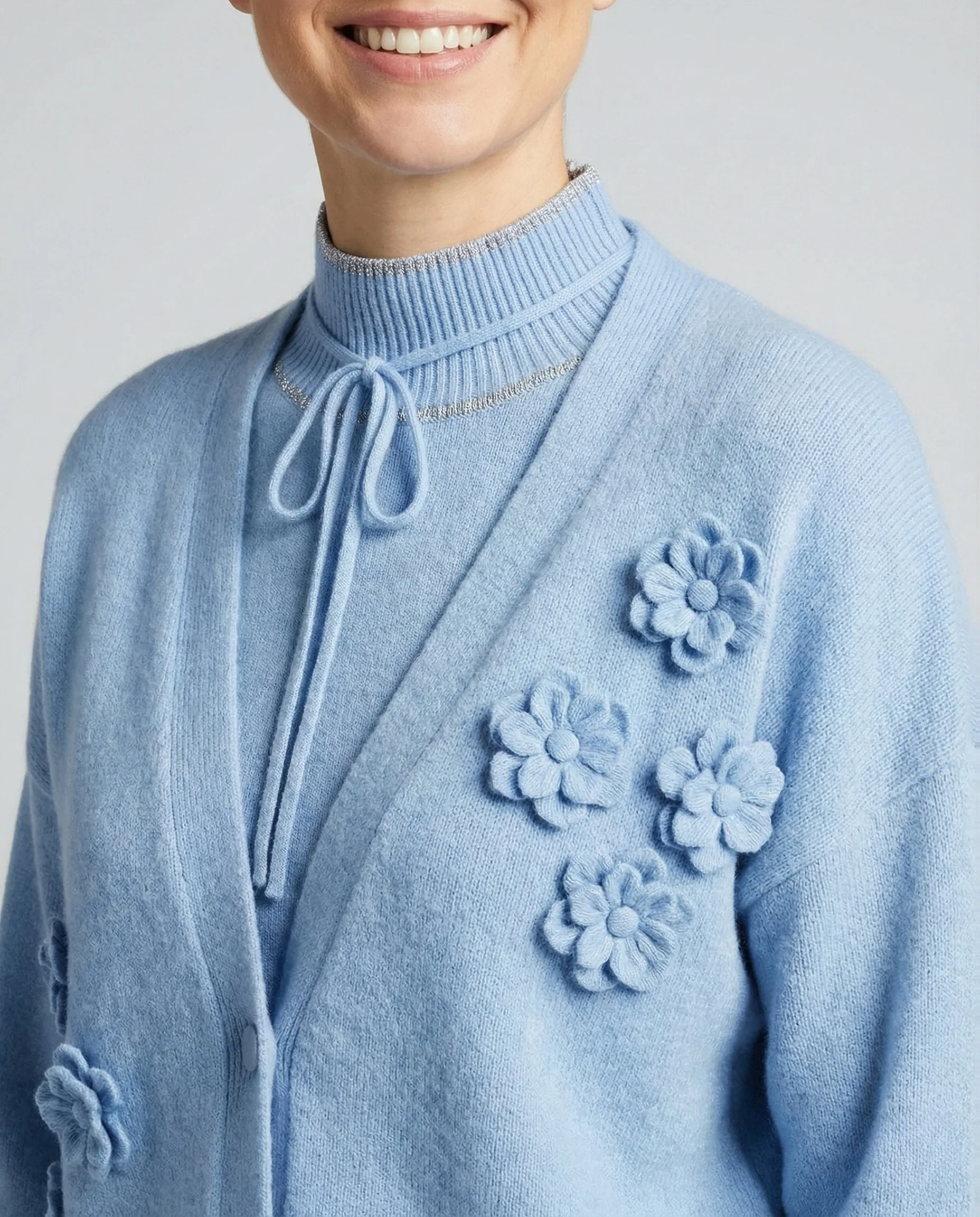 Doppellagiges Feinstrick-Cape mit eingearbeiteten Ärmeln und floralen Applikationen Heidi Mode - Image 3