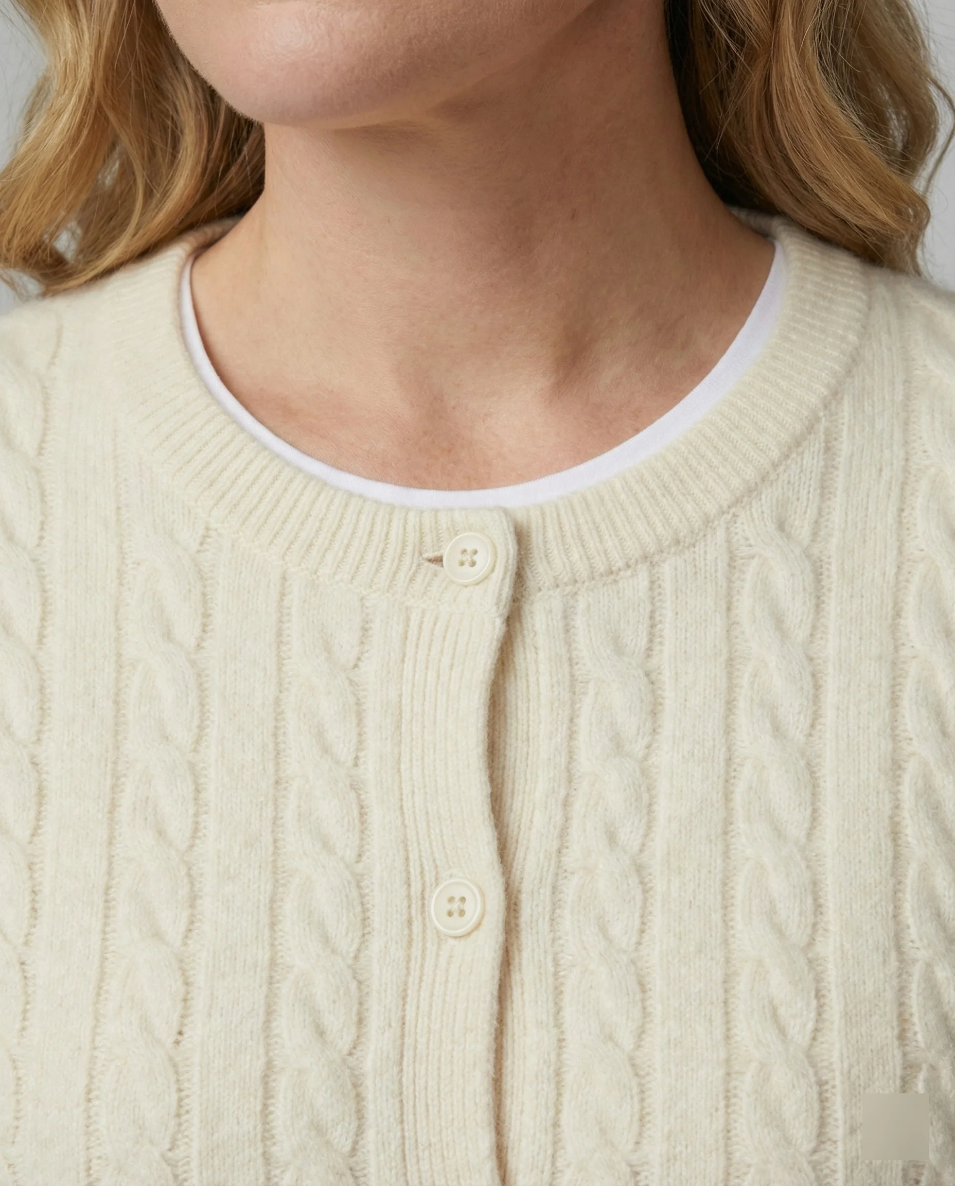 Edler fluffiger Zopfstrick-Cardigan mit Rundhalsausschnitt, feiner Knopfleiste und verlängerten Bündchen Heidi-Mode - Image 2
