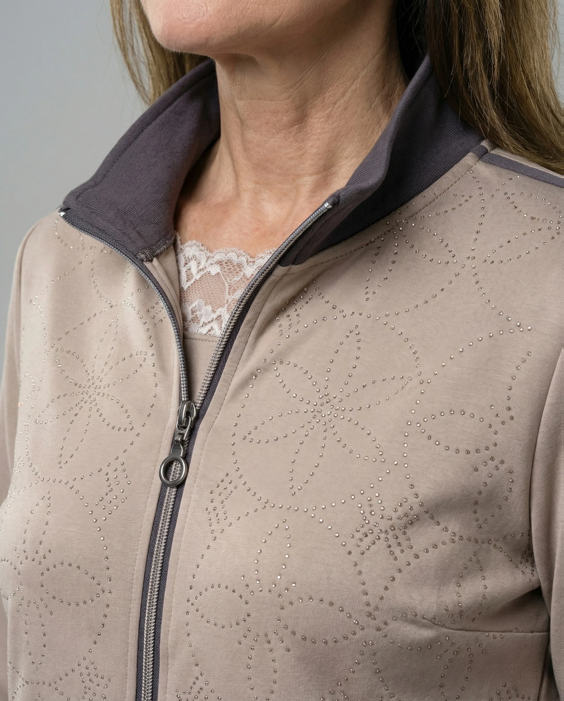 Edles Freizeit-Trainingsset mit Reißverschlussjacke, ausgestanztem Blumenmotiv und gerade geschnittener Jogginghose Heidi Mode - Image 2