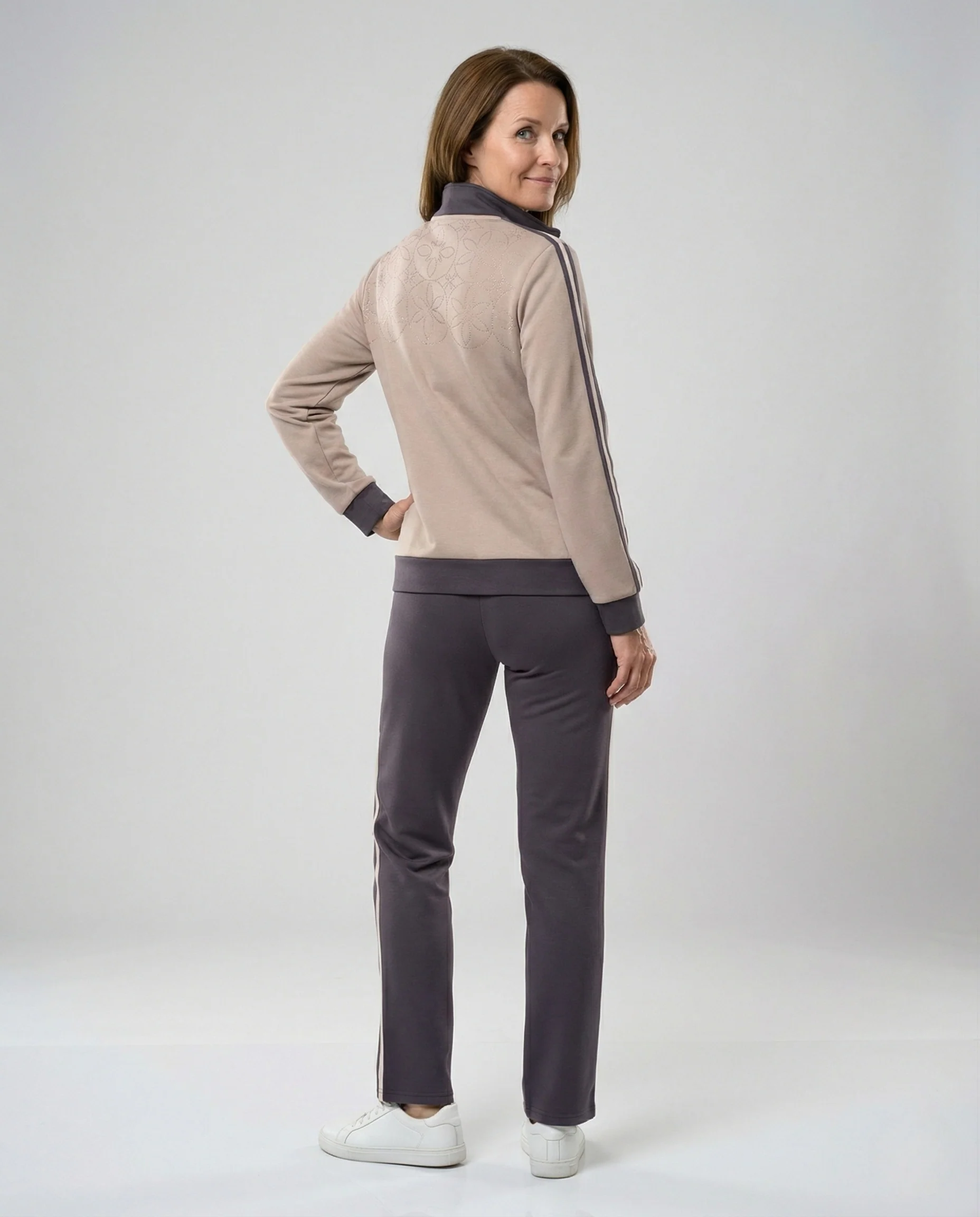 Edles Freizeit-Trainingsset mit Reißverschlussjacke, ausgestanztem Blumenmotiv und gerade geschnittener Jogginghose Heidi Mode - Image 3