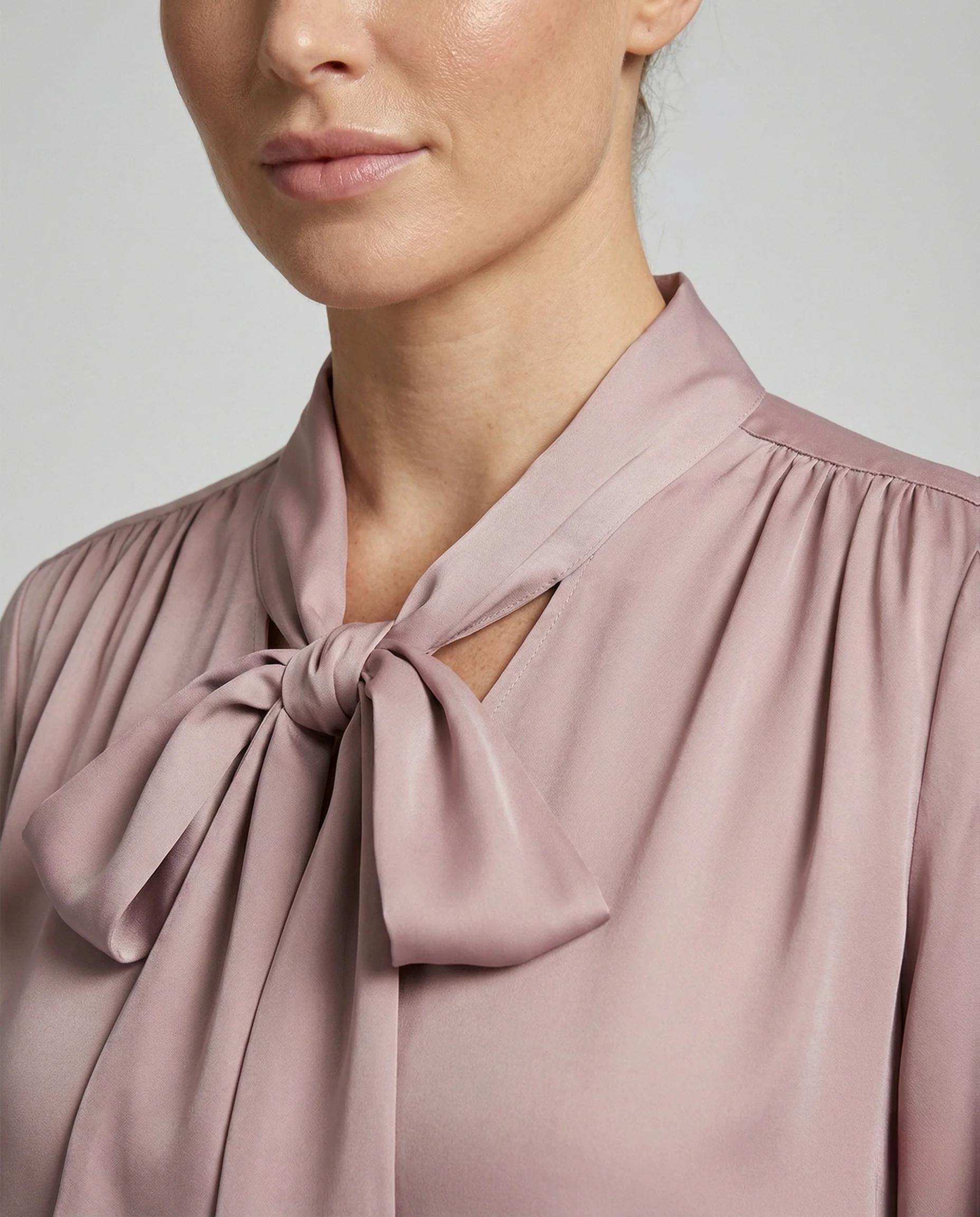 Damen Satinbluse mit Schleifenkragen und Manschettenärmeln - Image 4