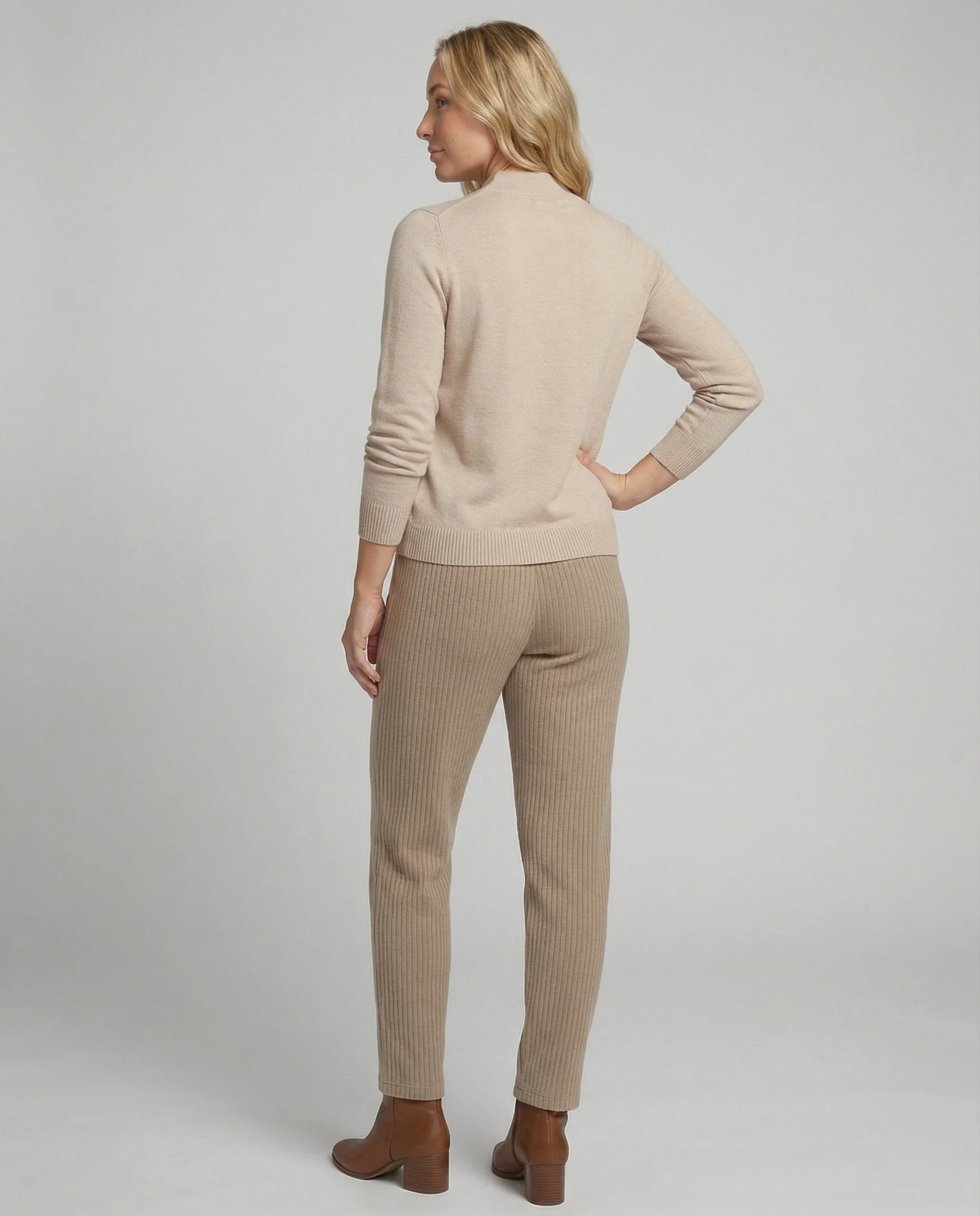 Feines Strickensemble mit Stehkragenpullover und komfortabler Elastikbundhose Heidi Mode - Image 3