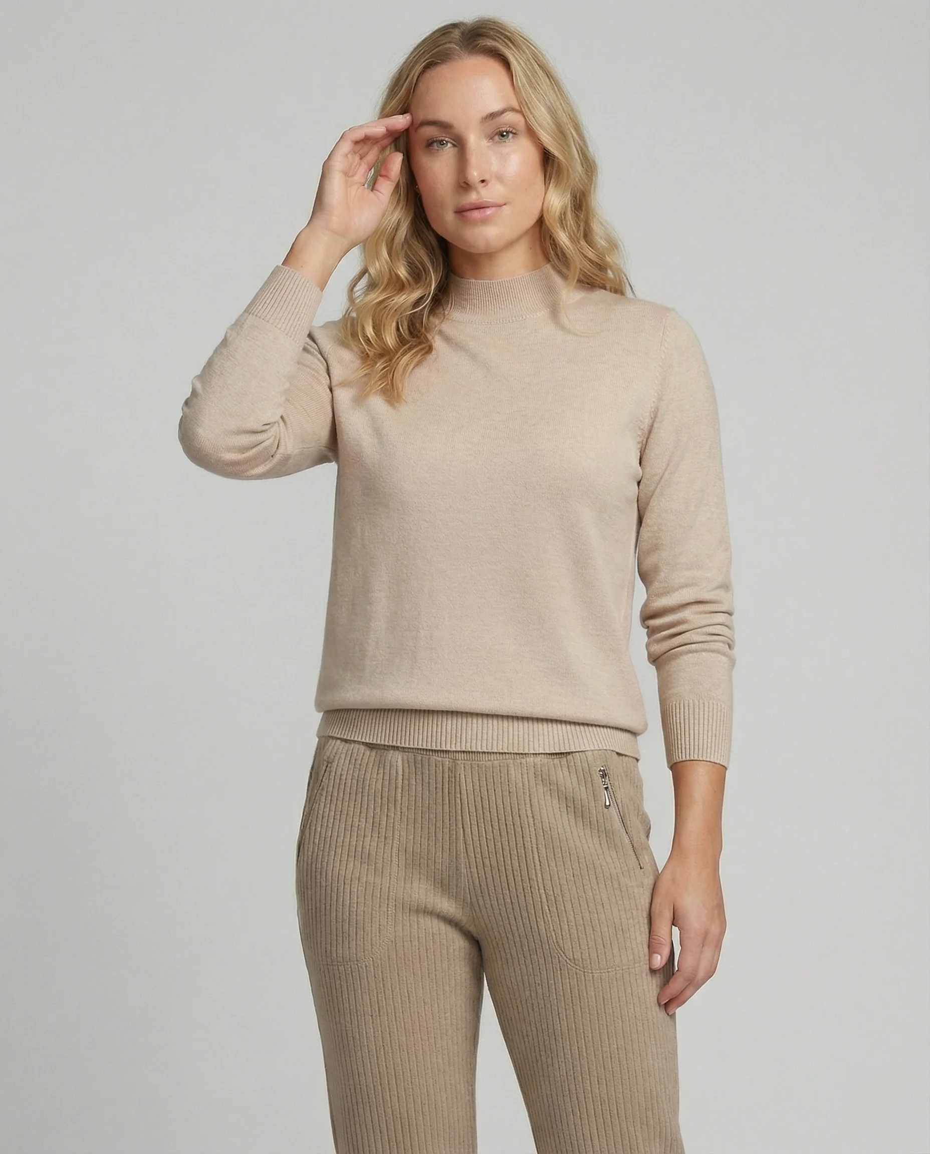 Feines Strickensemble mit Stehkragenpullover und komfortabler Elastikbundhose Heidi Mode - Image 4