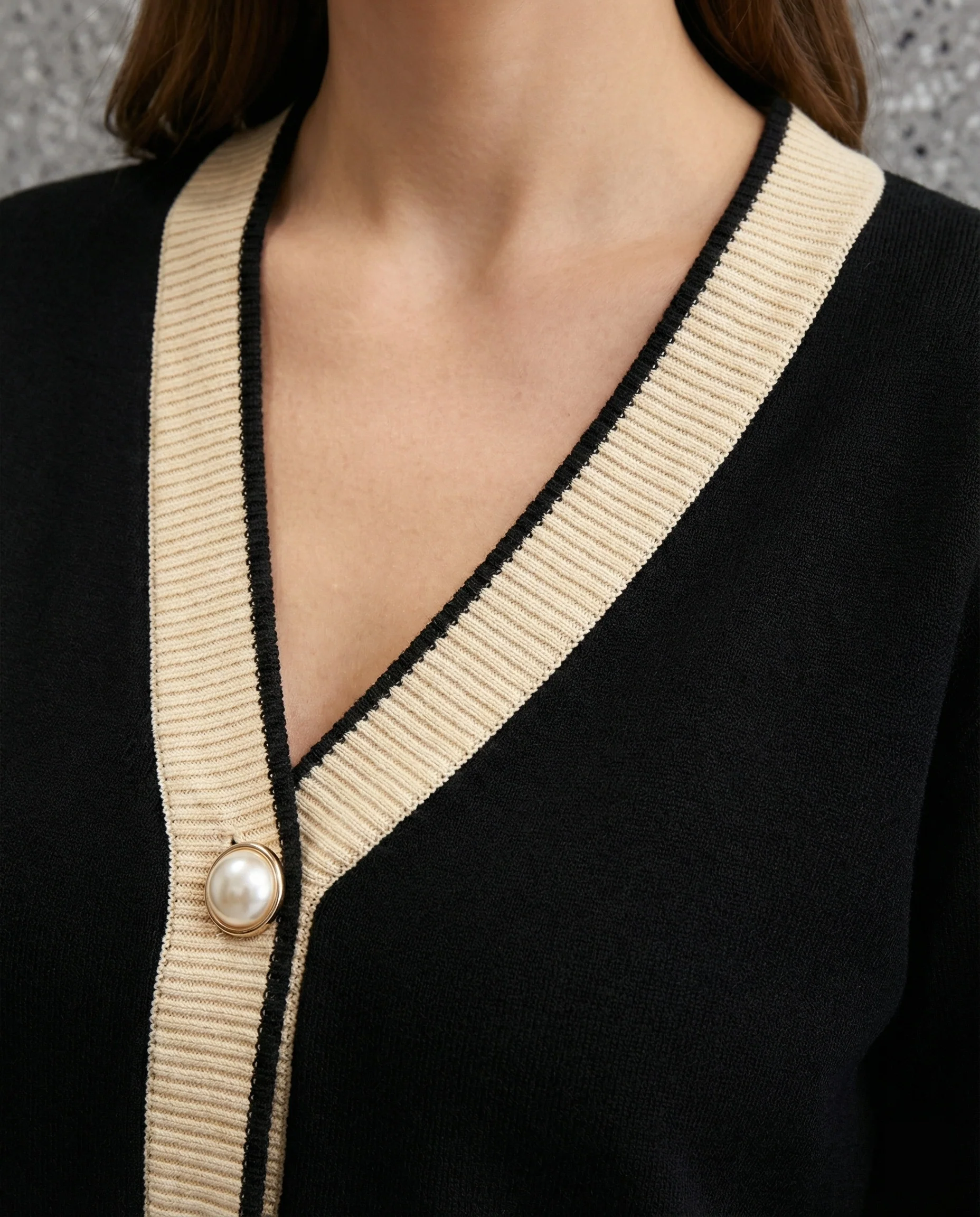 Feines Strickensemble mit V-Ausschnitt-Cardigan, hochtaillierter Culotte-Hose und Zierknöpfen Heidi Mode - Image 2