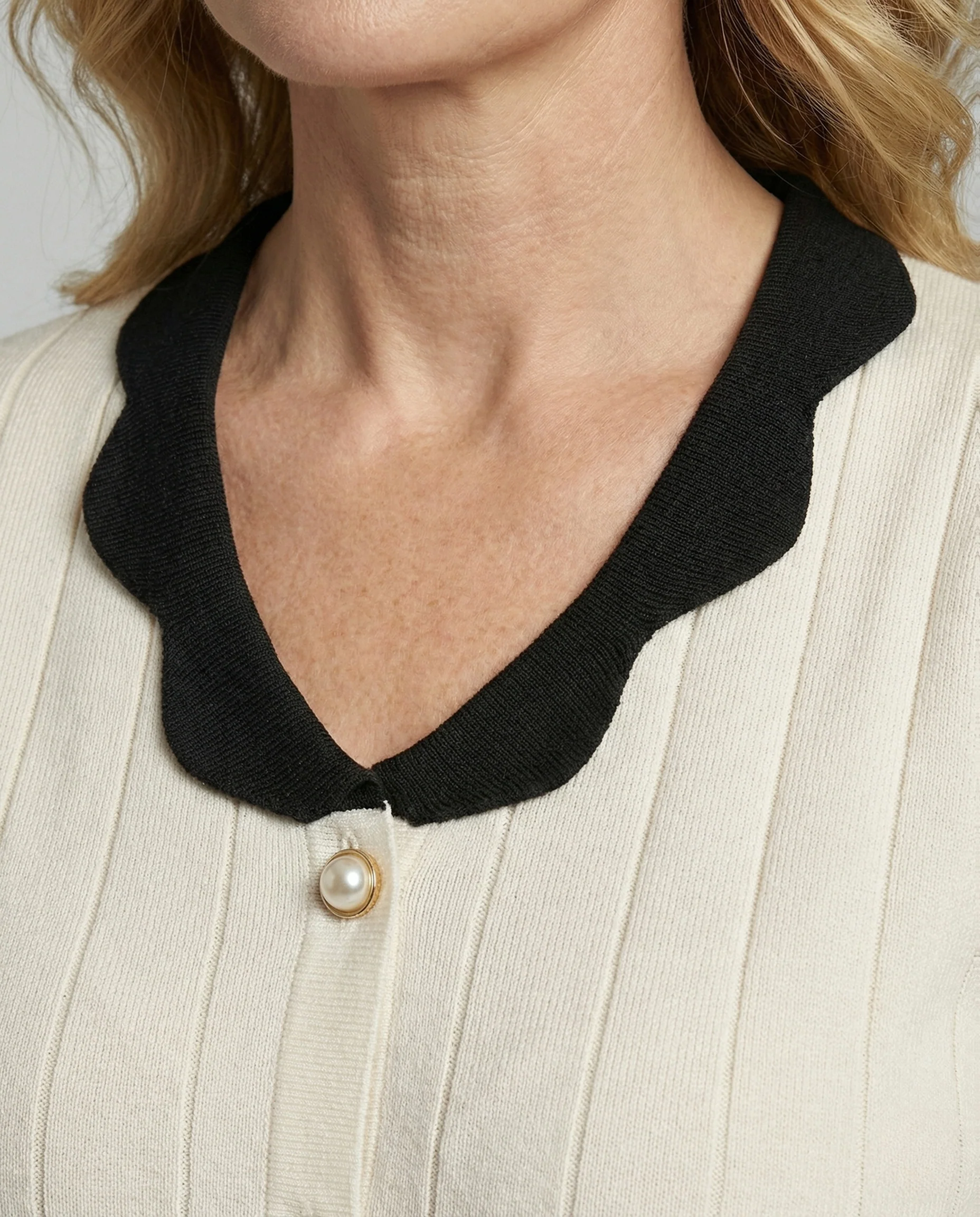 Feminine taillierte Feinstrickbluse mit wellenförmigem Kragen, Perlenknopfleiste, plissierten Chiffonärmeln und Rippbündchen Heidi Mode - Image 3