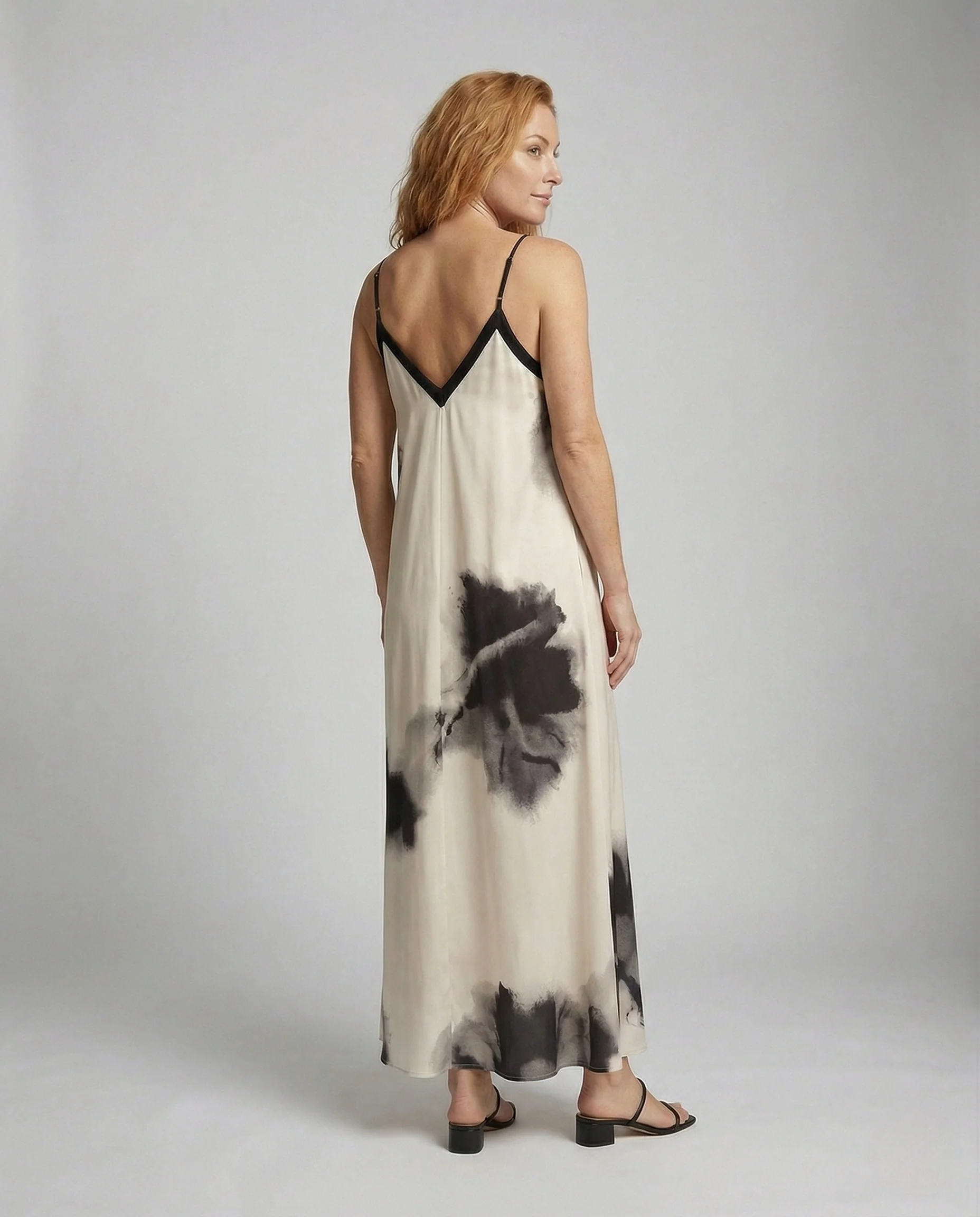 Damen Slipkleid mit V-Rücken und Aquarellprint - Image 2