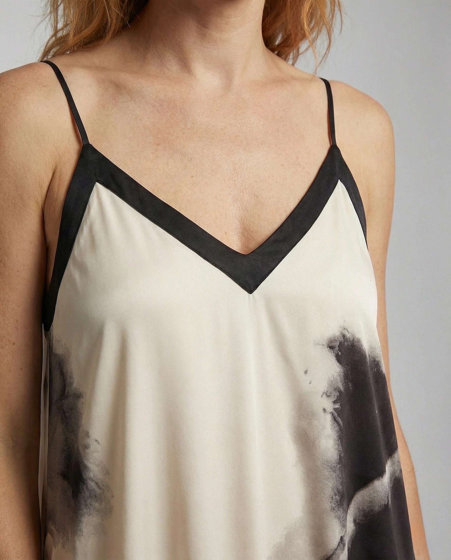 Damen Slipkleid mit V-Rücken und Aquarellprint - Image 4
