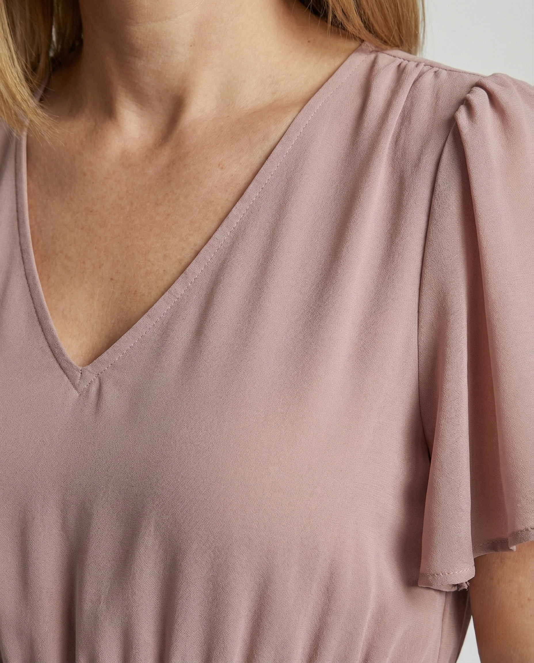 Damen Stufen-Maxikleid mit Smockbund und Volantärmeln - Image 4