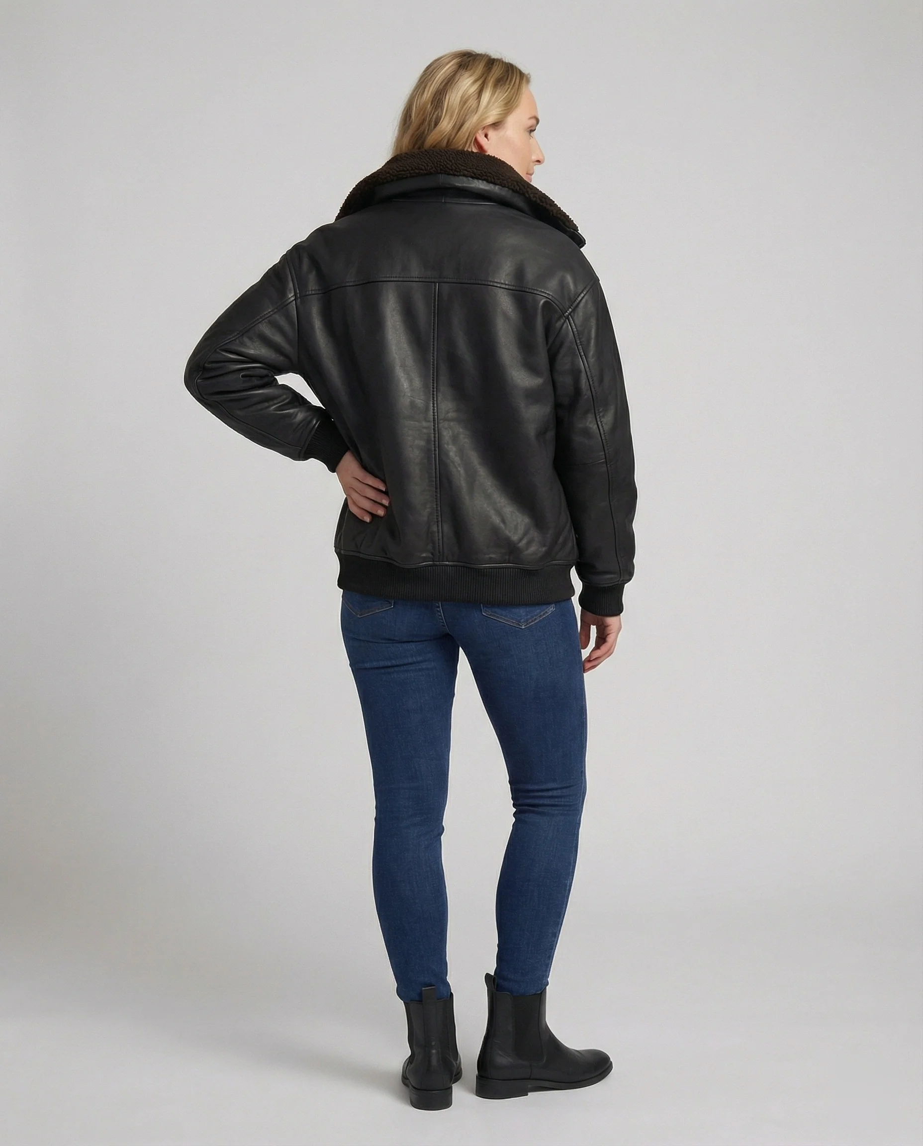 Gefütterte extraweite Fliegerjacke in Lederoptik mit Plüschinnenfutter, übergroßem Revers und Raglanärmeln Heidi-Mode - Image 2