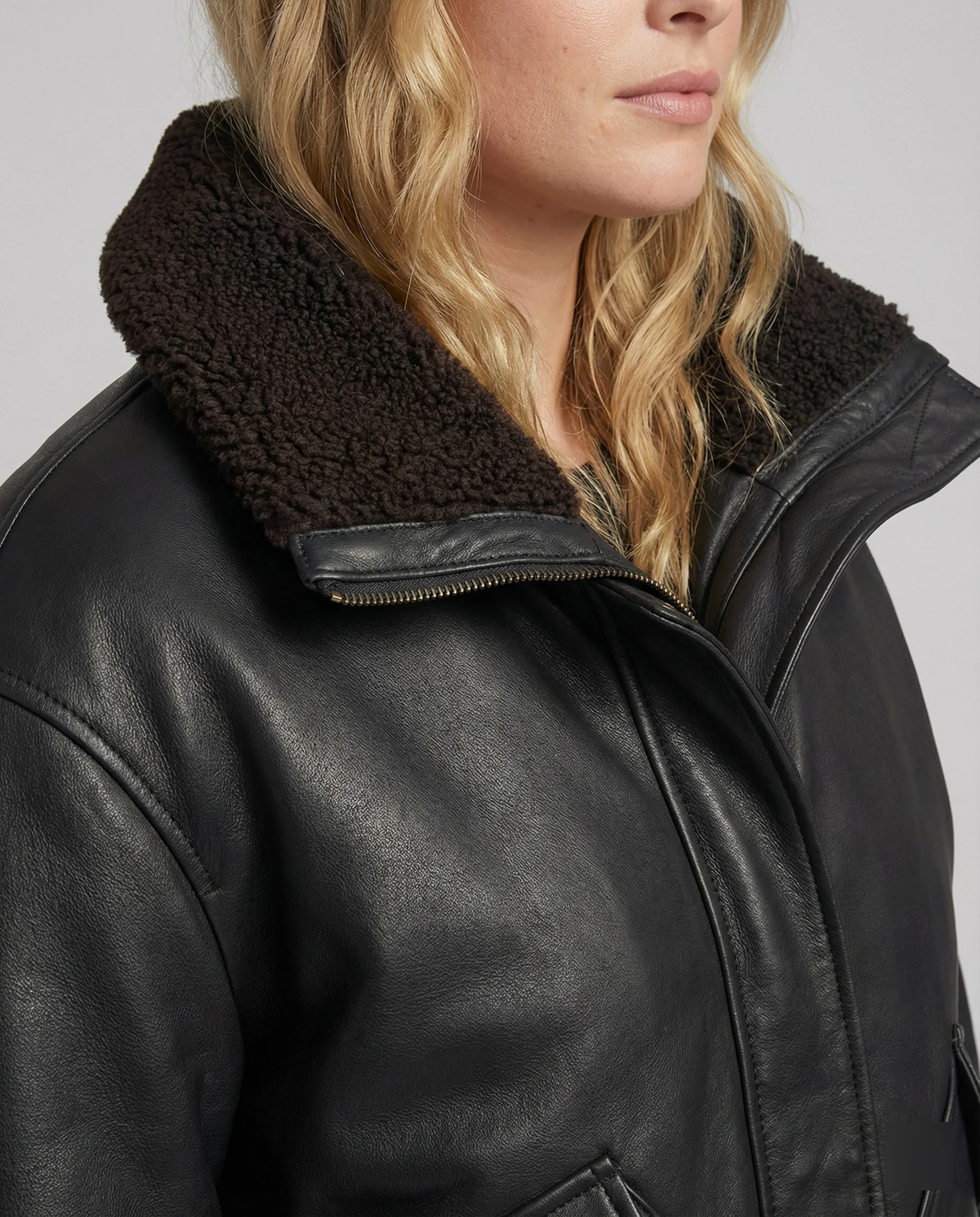 Gefütterte extraweite Fliegerjacke in Lederoptik mit Plüschinnenfutter, übergroßem Revers und Raglanärmeln Heidi-Mode - Image 4
