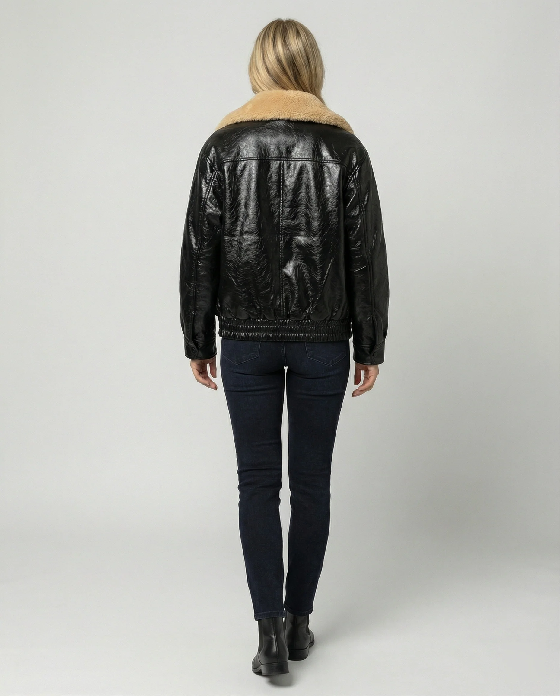 Damen glänzende Kunstleder-Bomberjacke mit voluminösem Teddykragen, Pattentaschen und elastischem Saum Heidi-Mode - Image 4