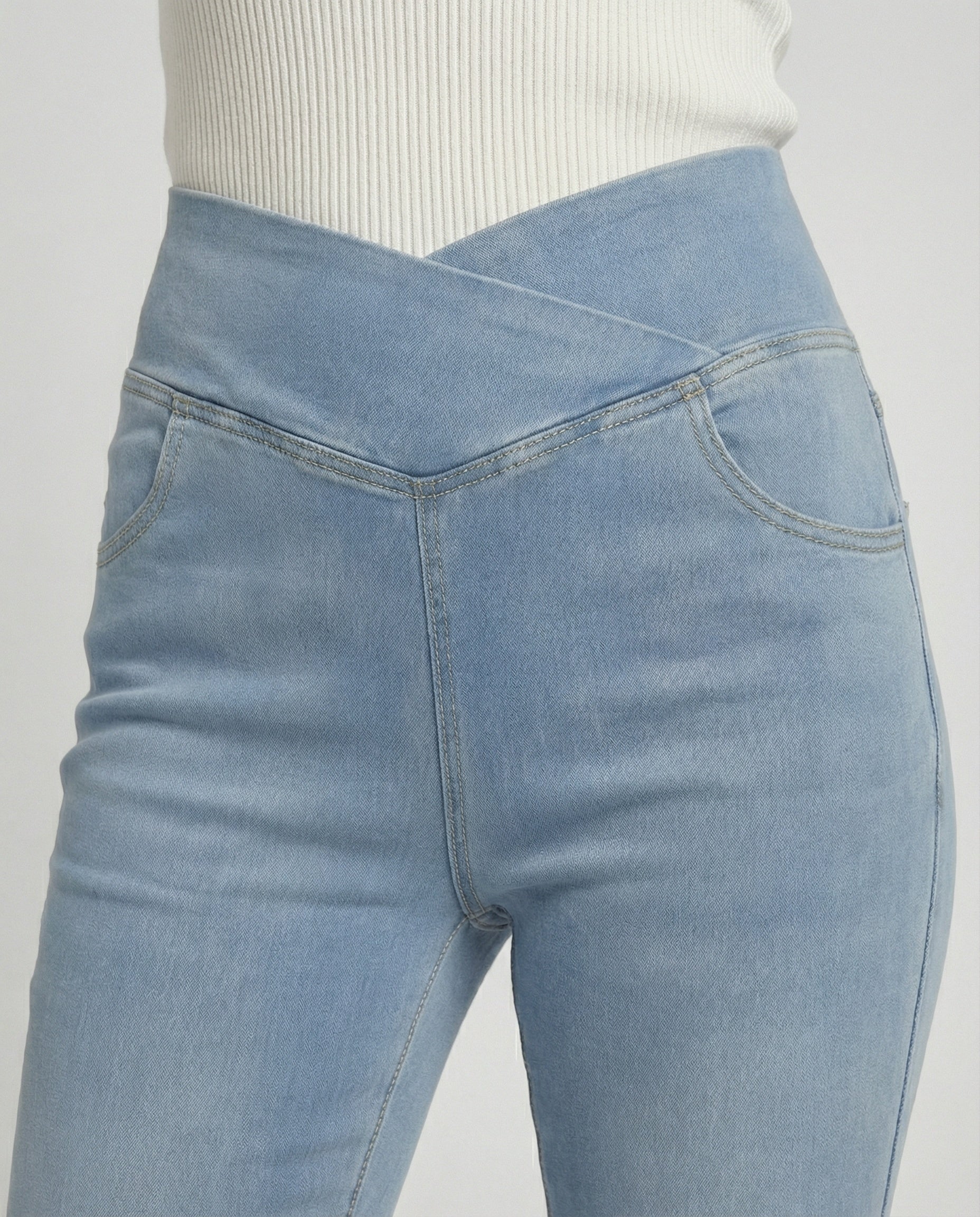 Damen Schlagjeans High Waist mit V Bund - Image 3