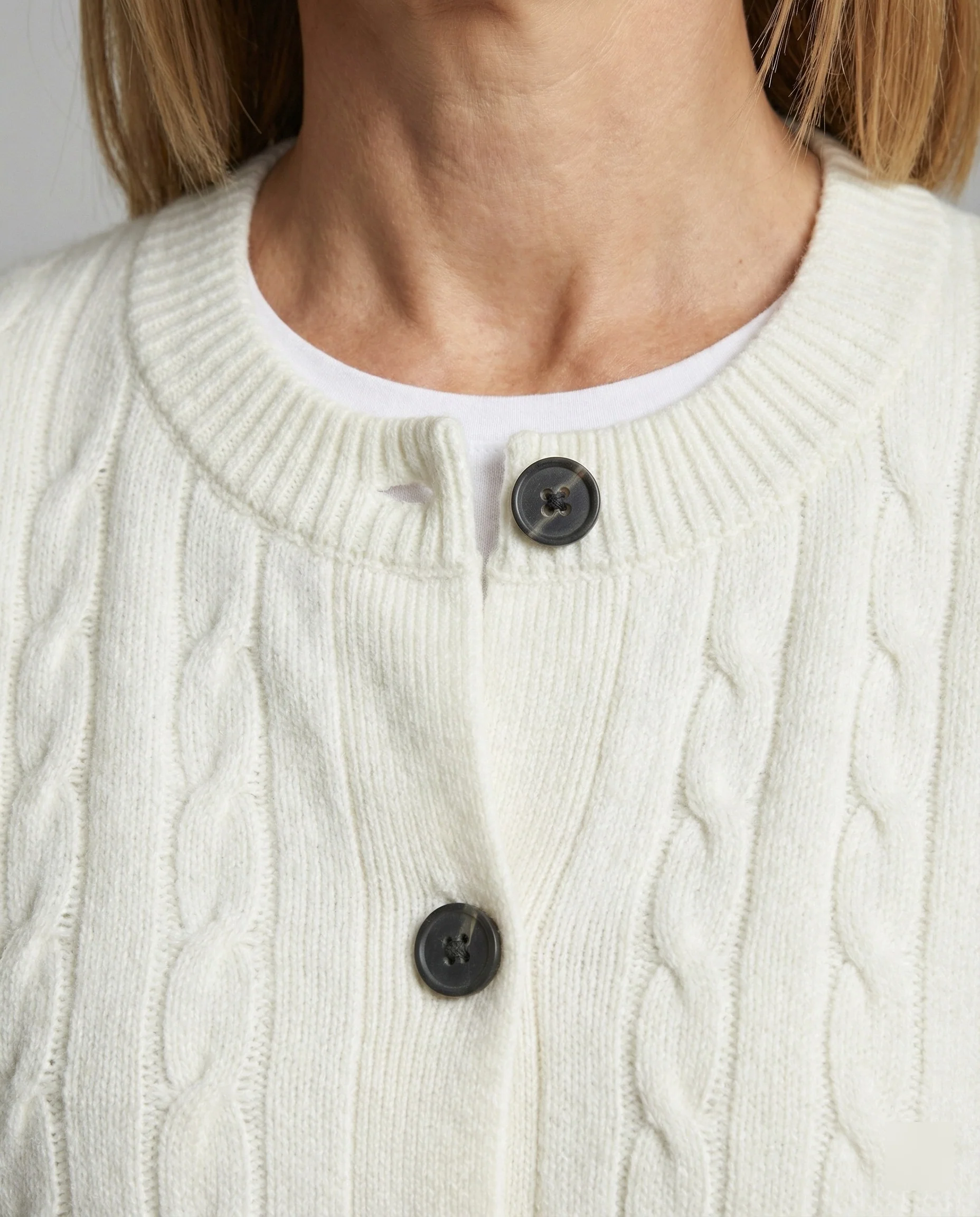 Damen hüftlanger Zopfstrick-Cardigan im kastigen Oversize-Schnitt mit Rundhalsausschnitt und Tonknopfleiste Heidi-Mode - Image 3