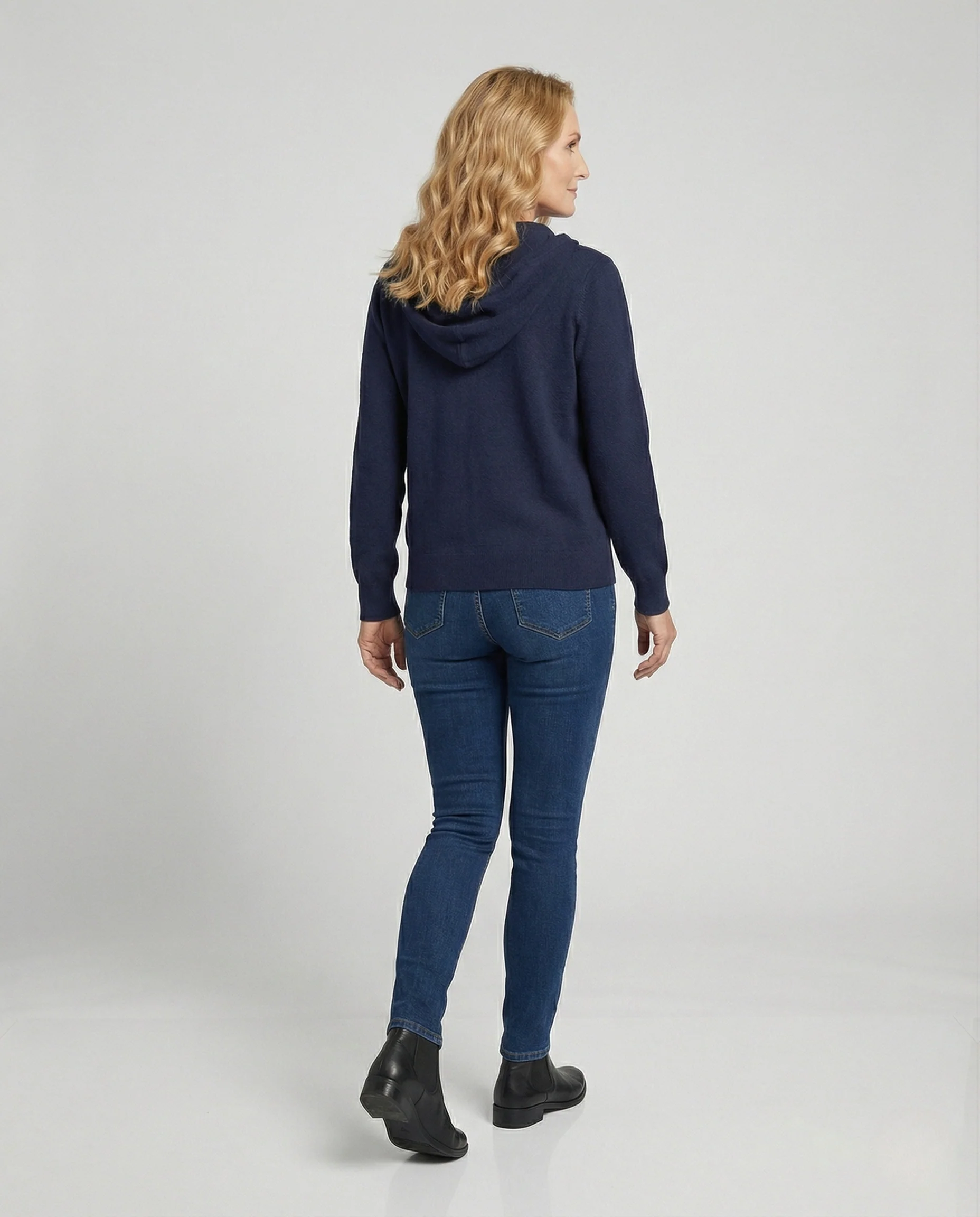 Kapuzen-Strickjacke mit durchgehendem Reißverschluss, feinem Maschenbild und schimmernden Zierstreifen Heidi Mode - Image 4