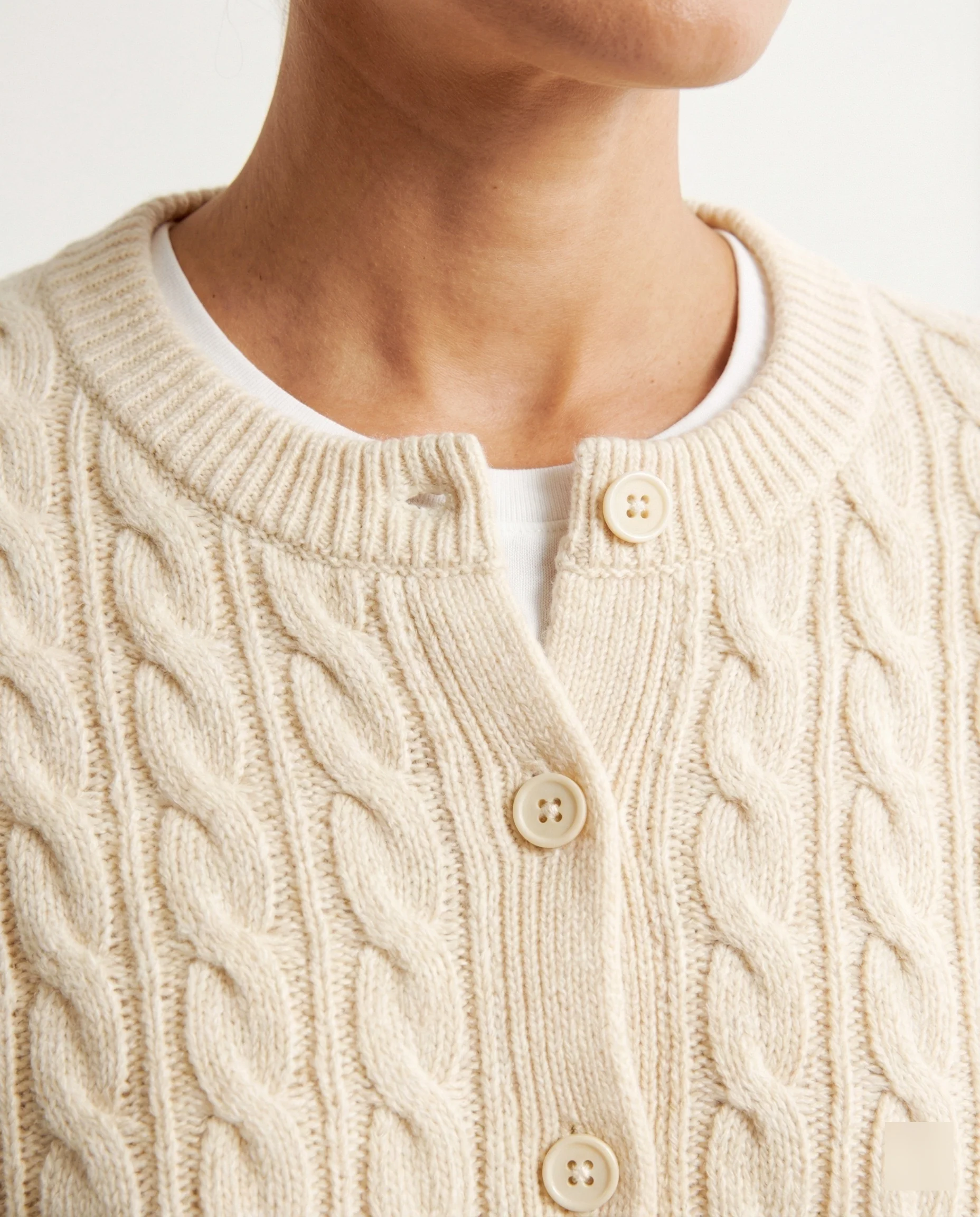 Damen klassische Zopfmuster-Strickjacke mit Rundhalsausschnitt und durchgehender Knopfleiste Heidi-Mode - Image 3