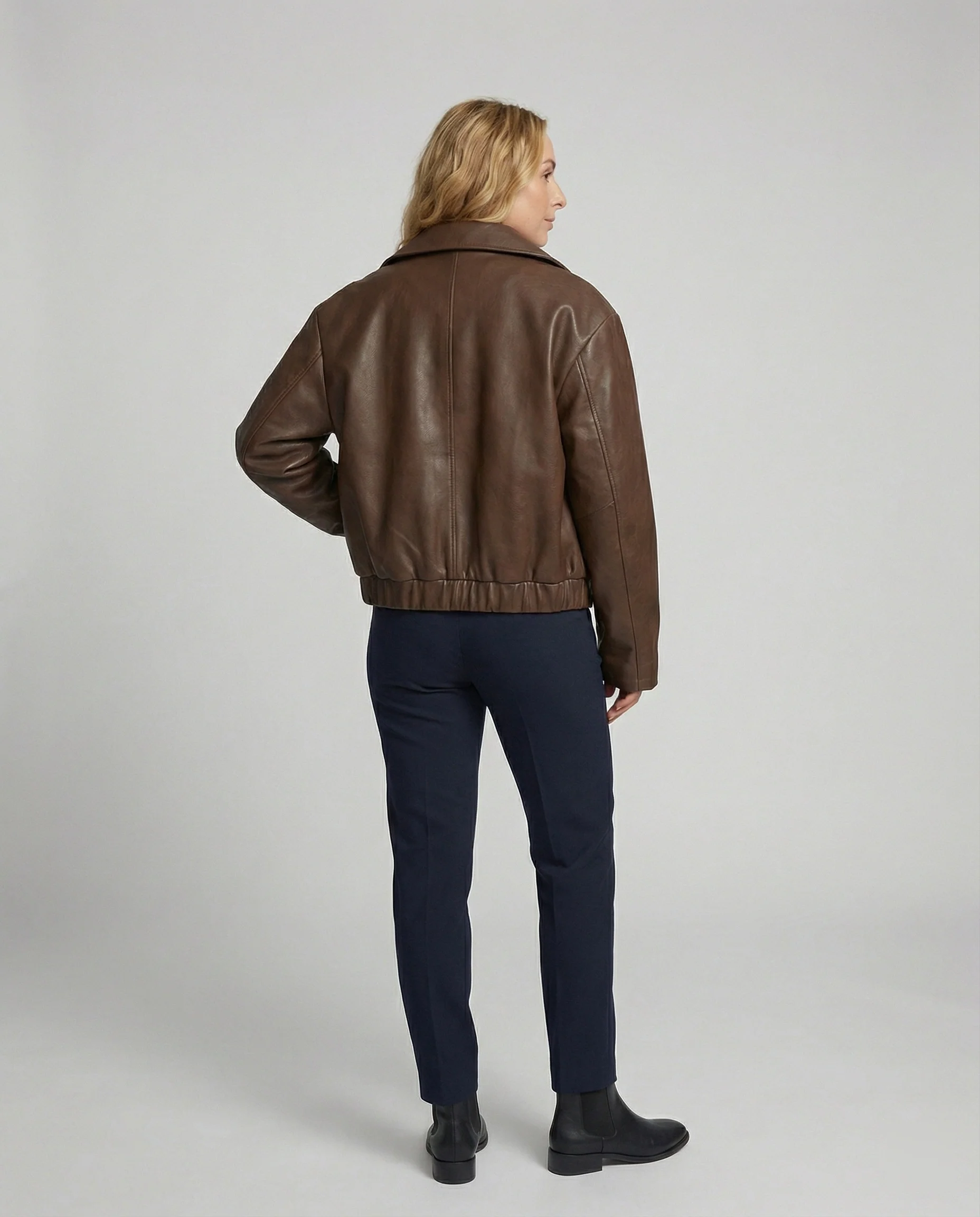Kurz geschnittene Veganlederjacke im Fliegerblousonstil mit markantem Hemdkragen Heidi-Mode - Image 3