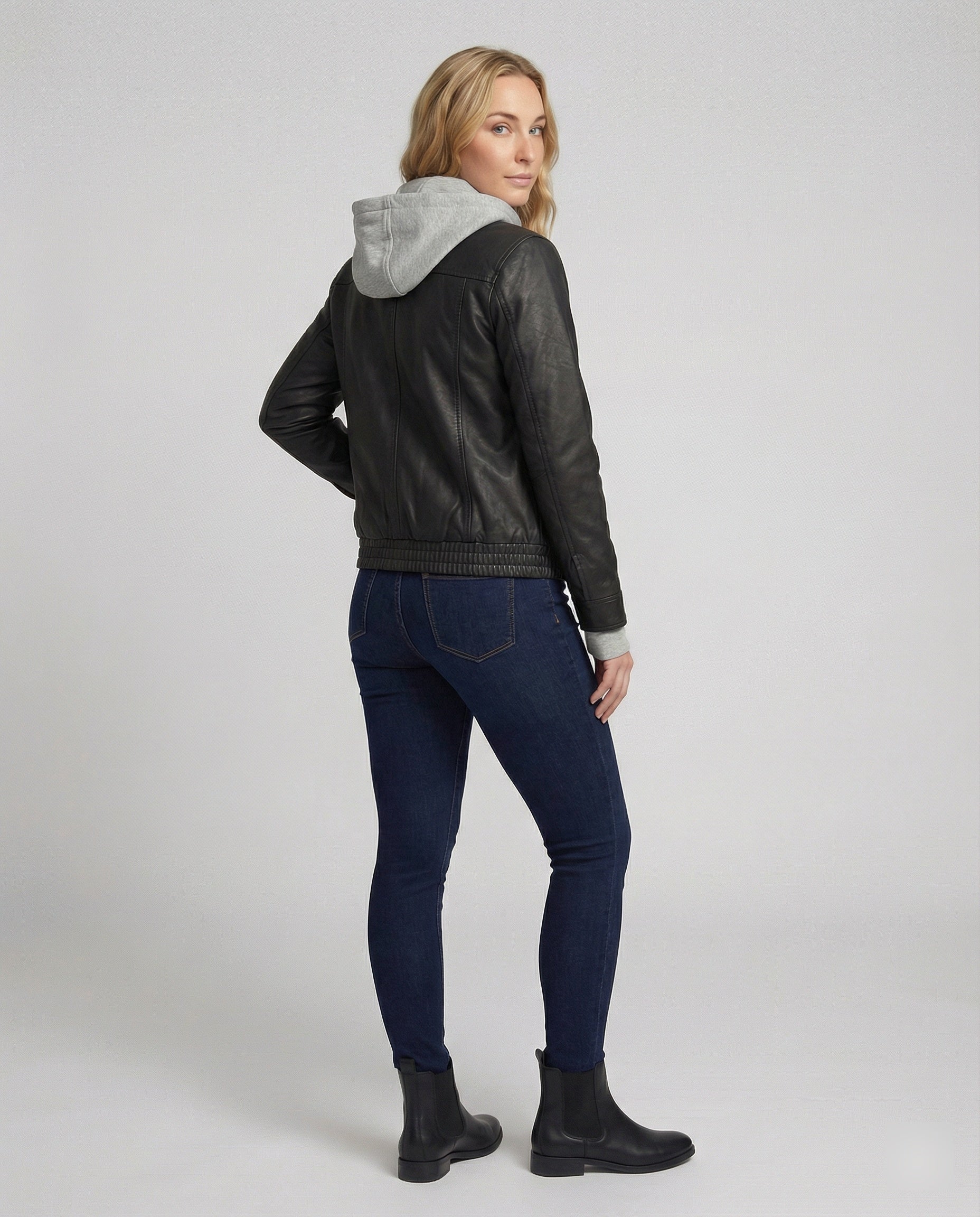 Kurz geschnittener Boxy-Lederblouson mit Hemdkragen, Brustpattentaschen und verstellbarem Saum Heidi-Mode - Image 3