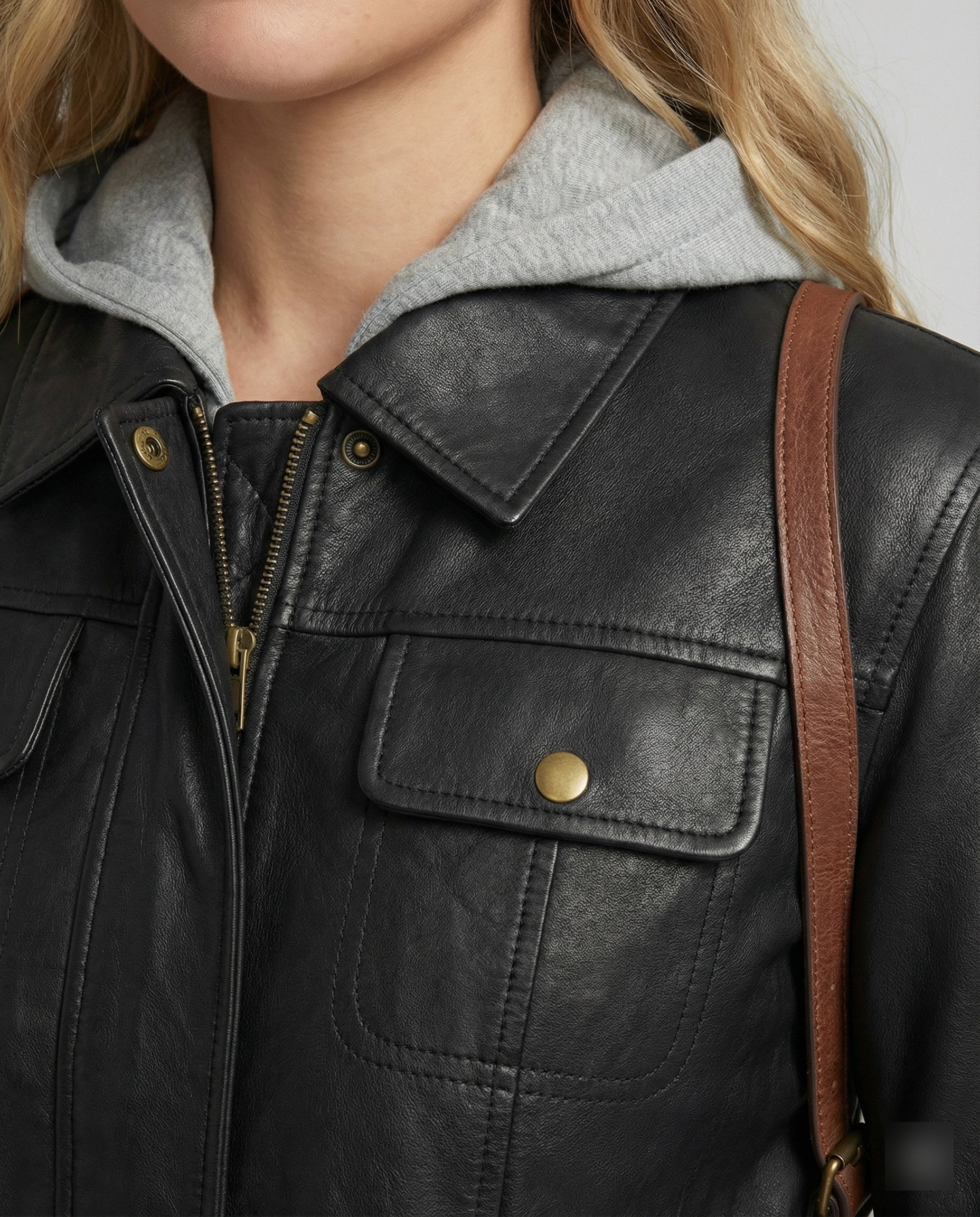 Kurz geschnittener Boxy-Lederblouson mit Hemdkragen, Brustpattentaschen und verstellbarem Saum Heidi-Mode - Image 5