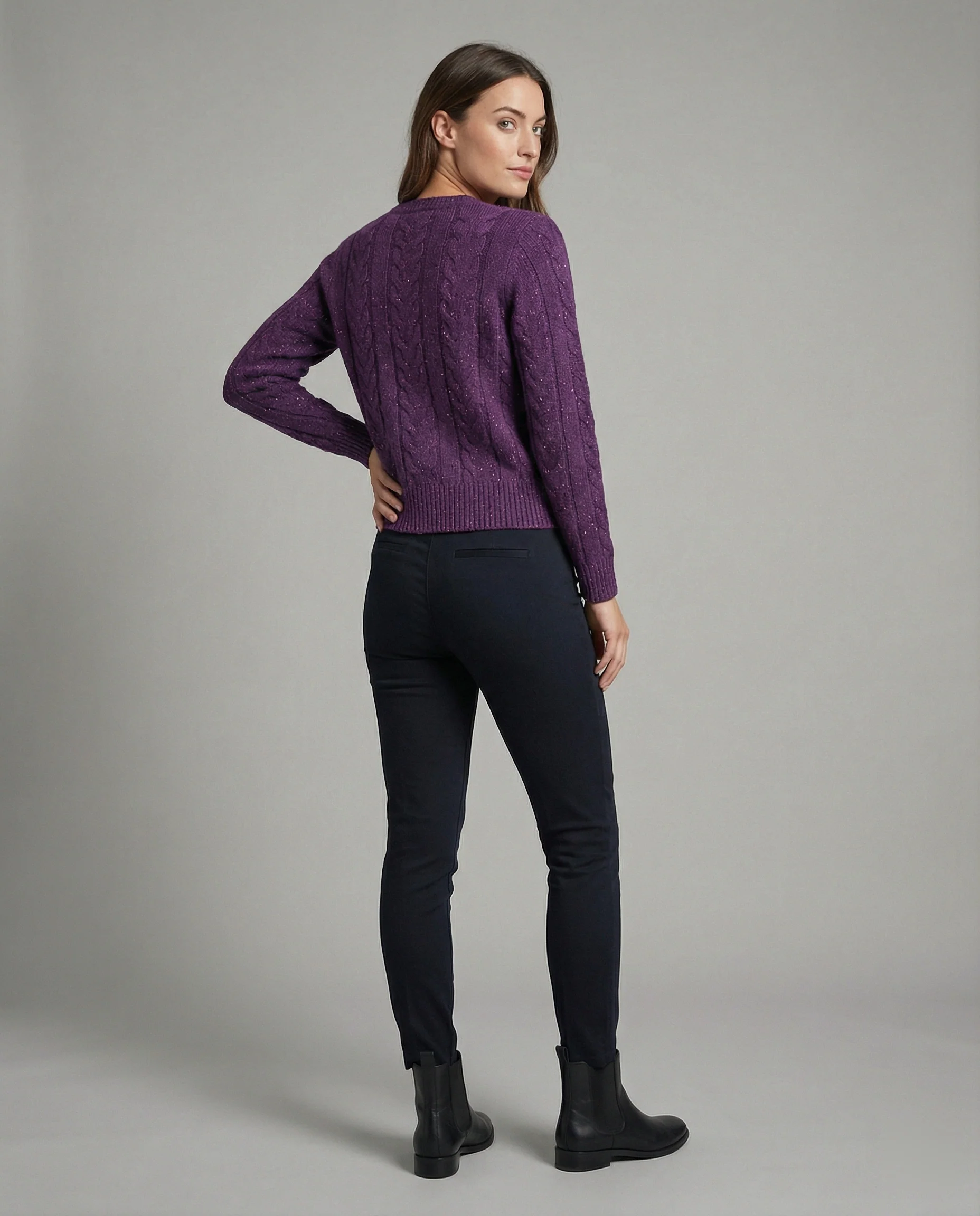Damen kurz geschnittener kastiger Zopfmuster-Cardigan mit bunten Neps, Perlmuttknöpfen, Rippbündchen und Monogramm-Stickerei Heidi-Mode - Image 3