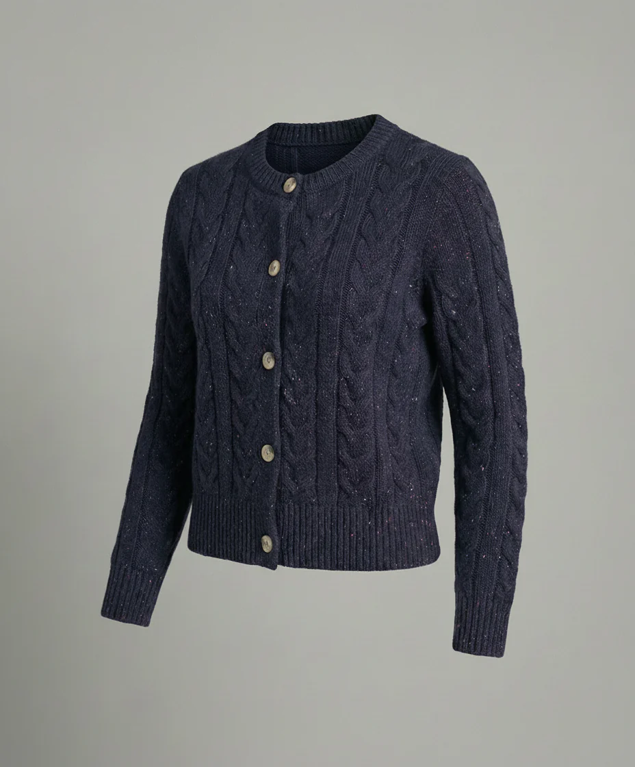 Damen kurz geschnittener kastiger Zopfmuster-Cardigan mit bunten Neps, Perlmuttknöpfen, Rippbündchen und Monogramm-Stickerei Heidi-Mode - Image 7