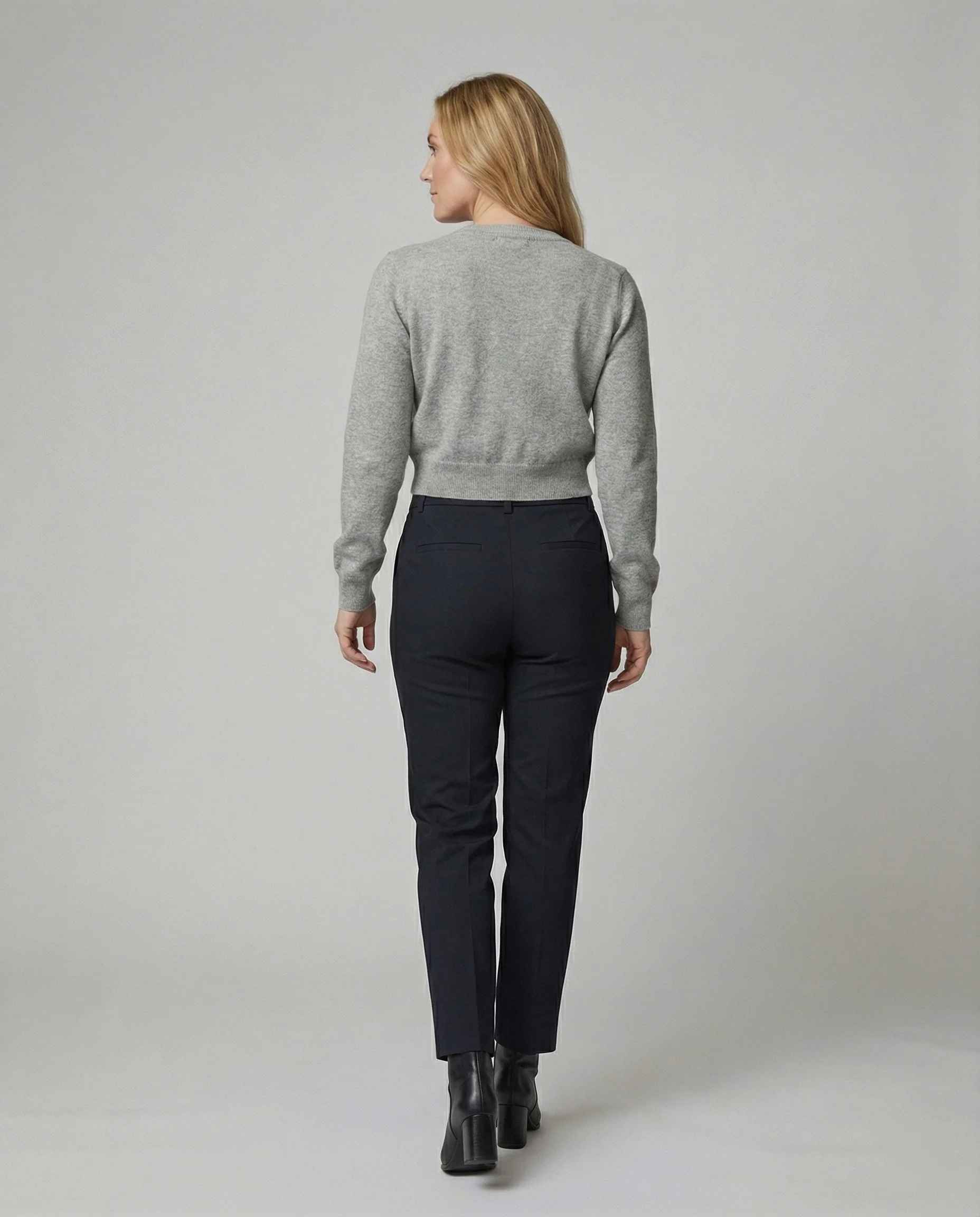 Kurz geschnittener Strickcardigan mit seitlicher Knopfleiste, Rippbündchen und Metall-Logo Heidi-Mode - Image 3