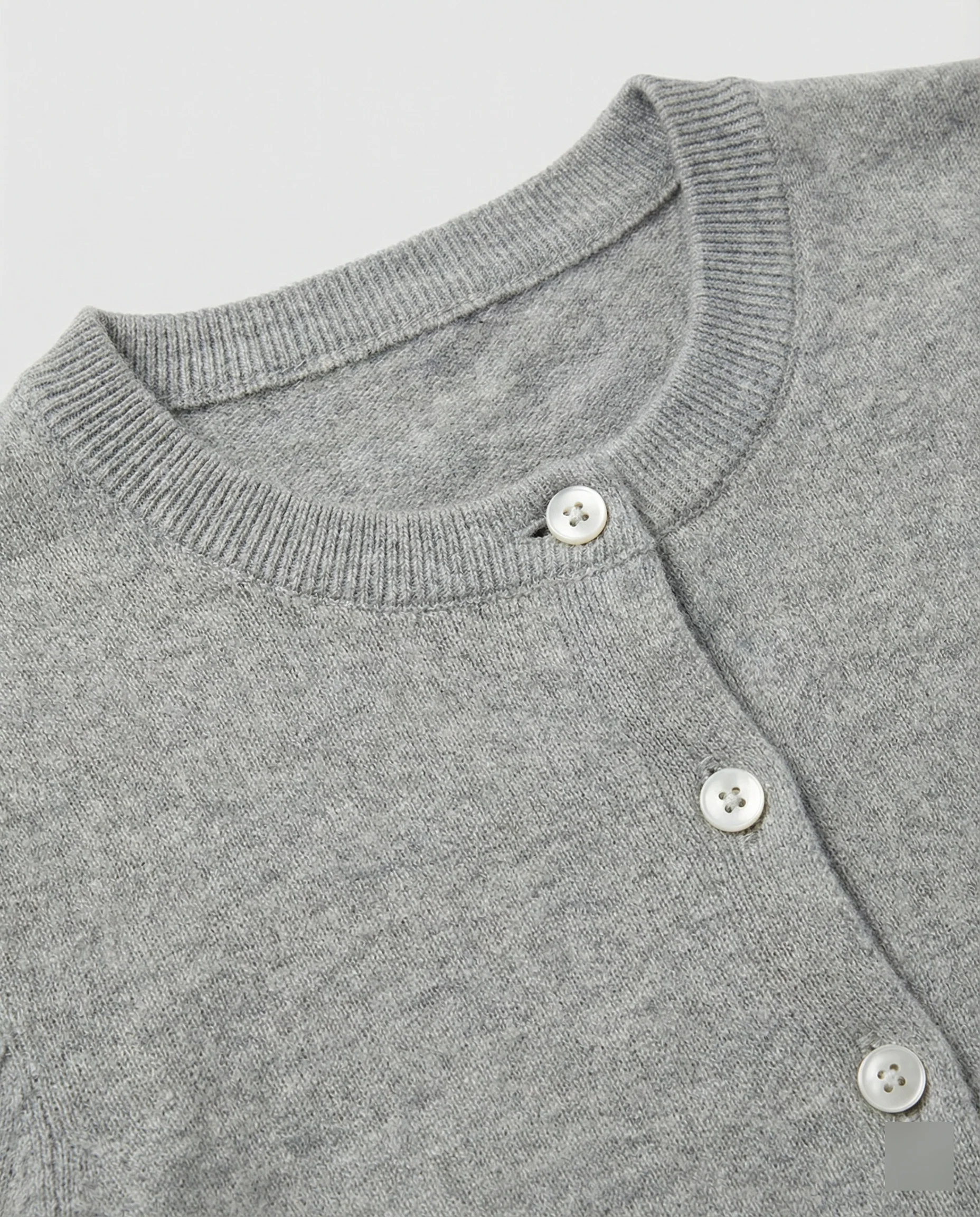 Kurz geschnittener Strickcardigan mit seitlicher Knopfleiste, Rippbündchen und Metall-Logo Heidi-Mode - Image 6