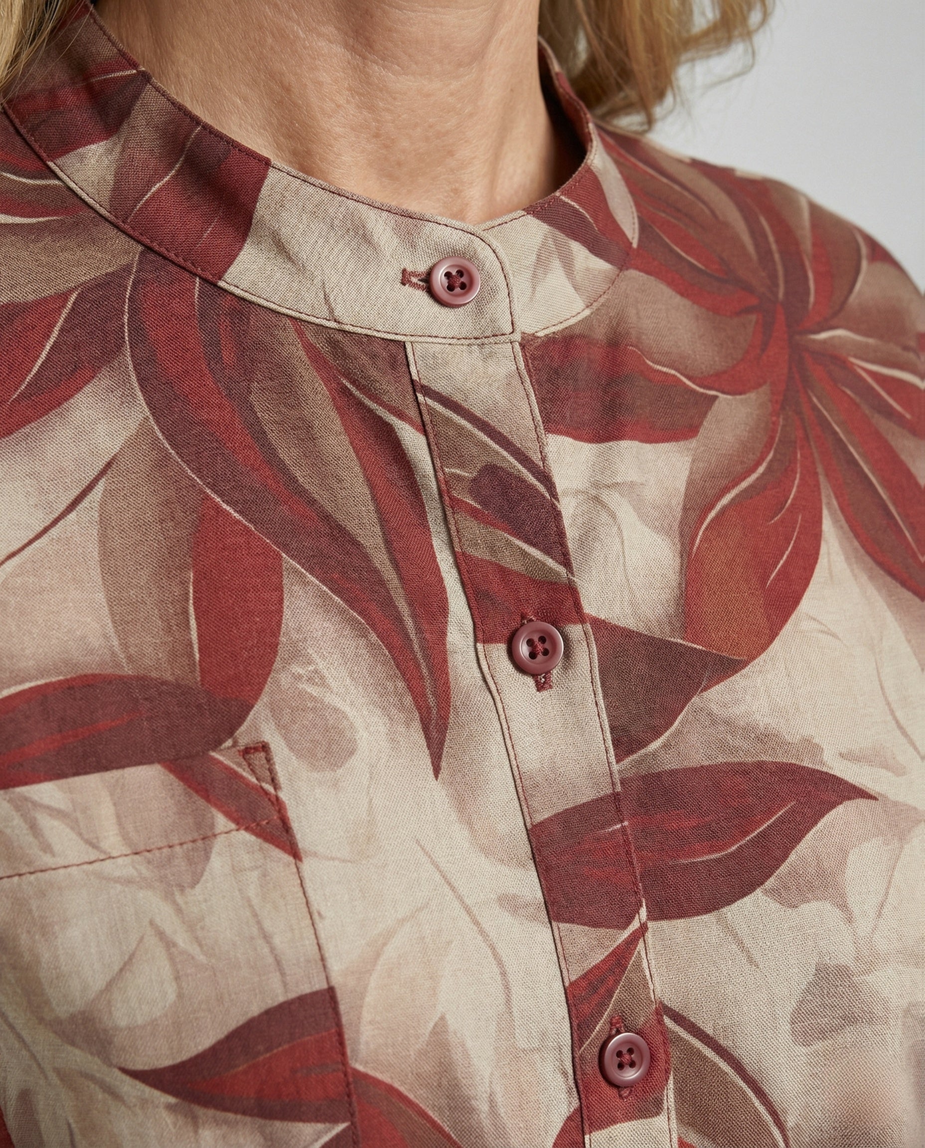 Kurzärmelige Bluse mit Stehkragen, durchgehender Knopfleiste, Taillenzug und großem Blattmotiv Heidi Mode - Image 3
