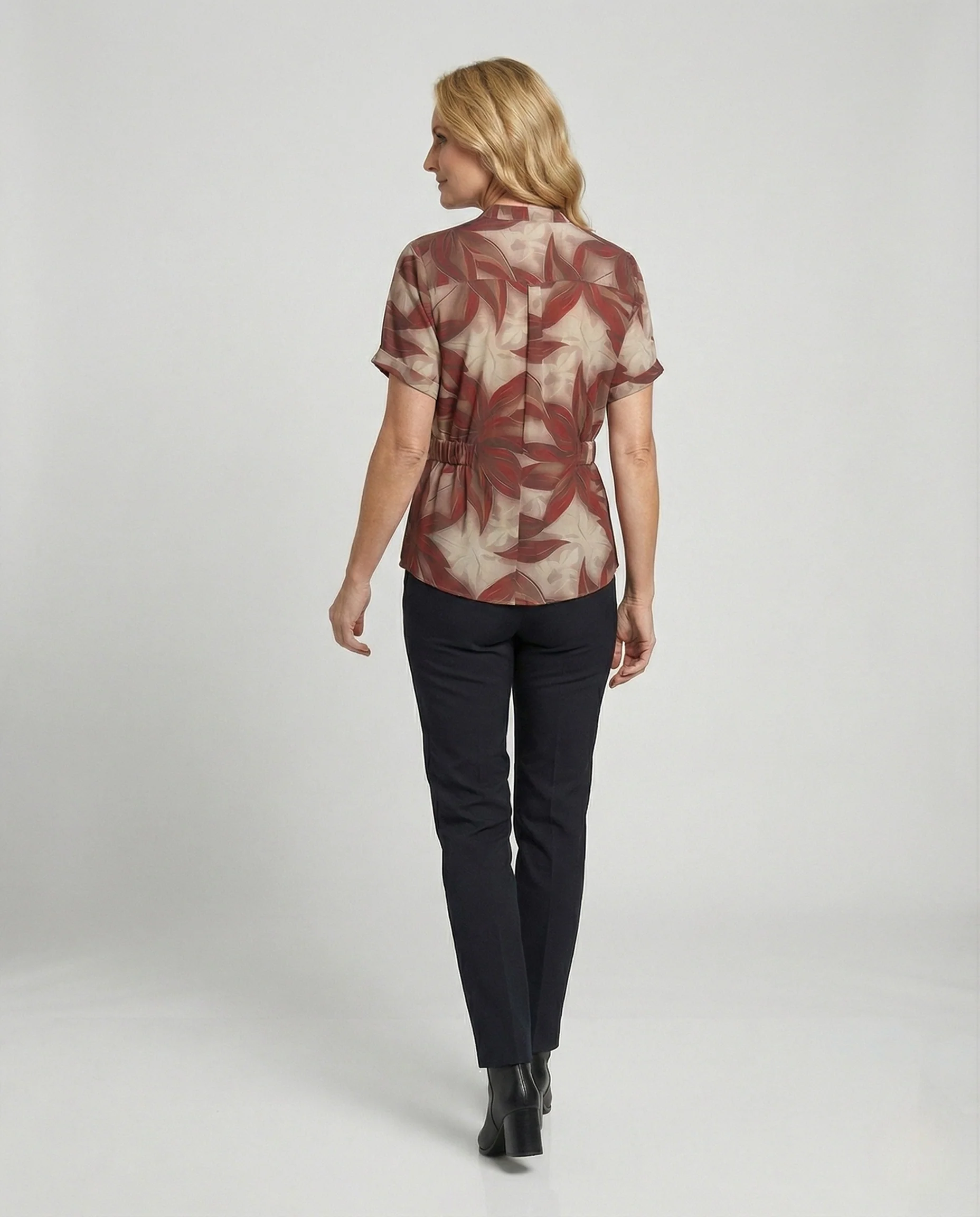 Kurzärmelige Bluse mit Stehkragen, durchgehender Knopfleiste, Taillenzug und großem Blattmotiv Heidi Mode - Image 4