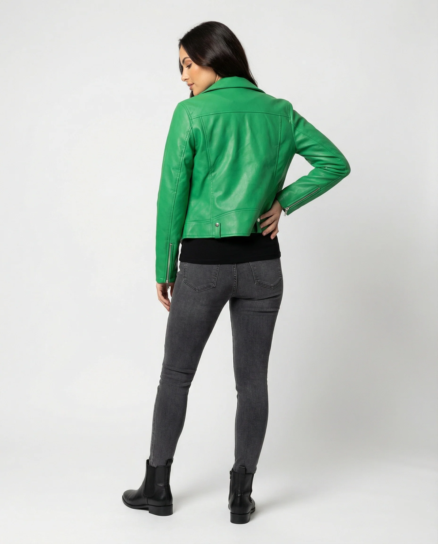 Damen kurze Bikerjacke aus Lederimitat mit asymmetrischem Reißverschluss und dekorativen Reißverschlusstaschen Heidi-Mode - Image 4