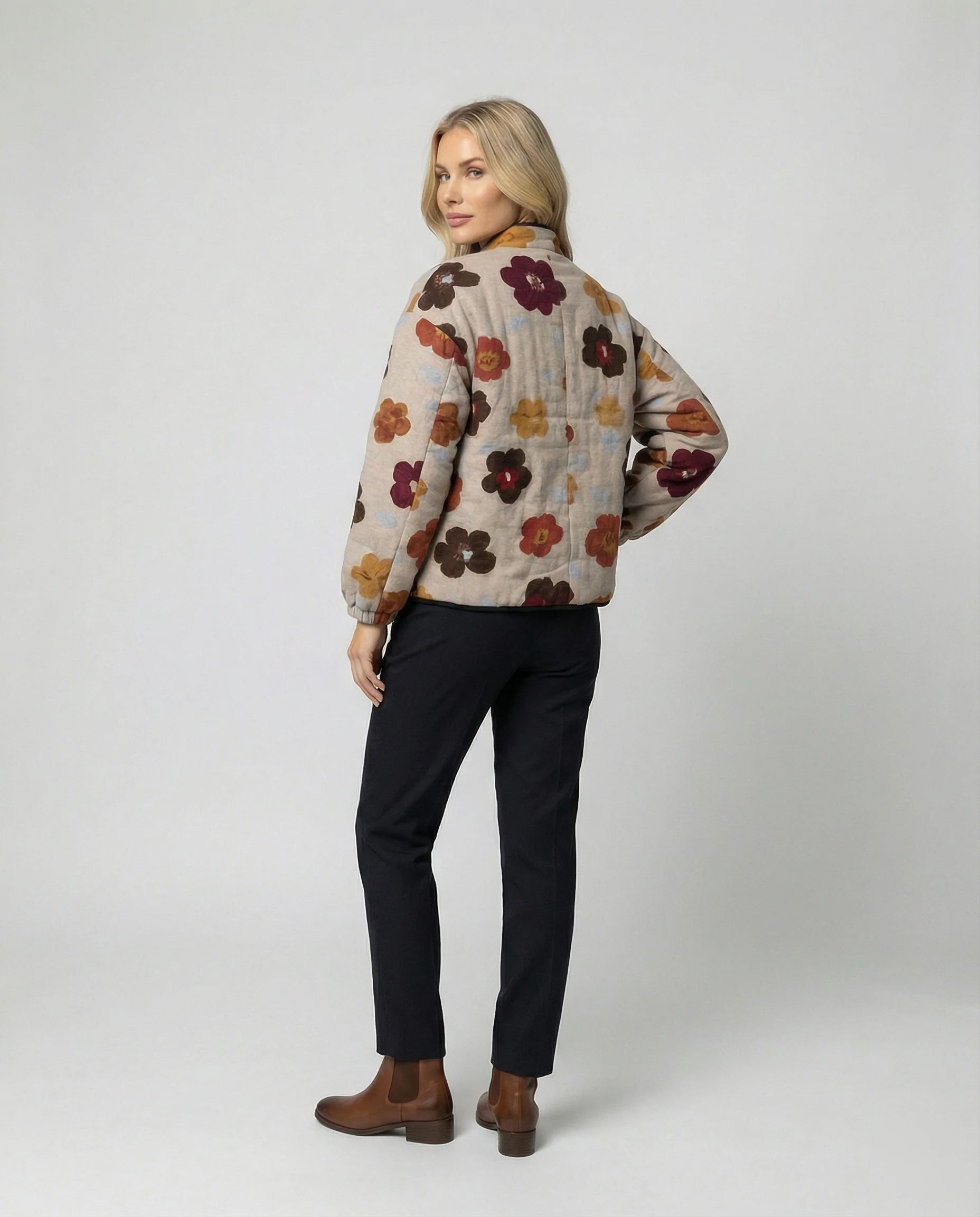 Damen kurze Blumenbouclé-Jacke mit Knebelverschluss und Ballonärmeln Heidi Mode - Image 4