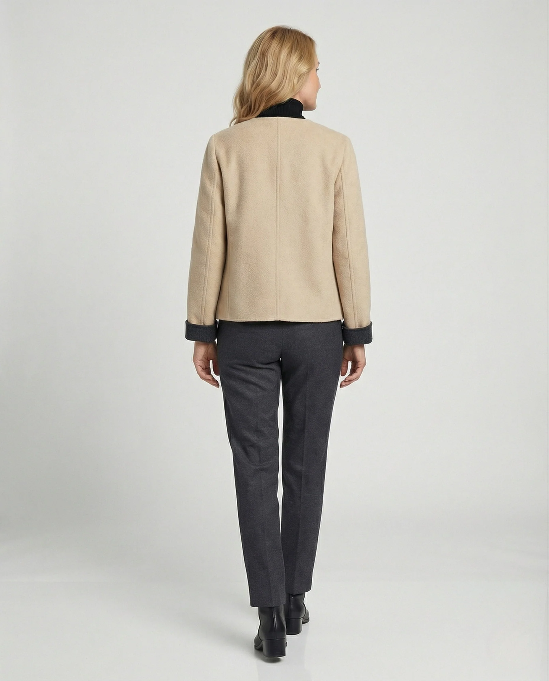 Kurze Bouclé-Wolljacke mit Rundhalsausschnitt und Umschlagärmeln Heidi Mode - Image 4