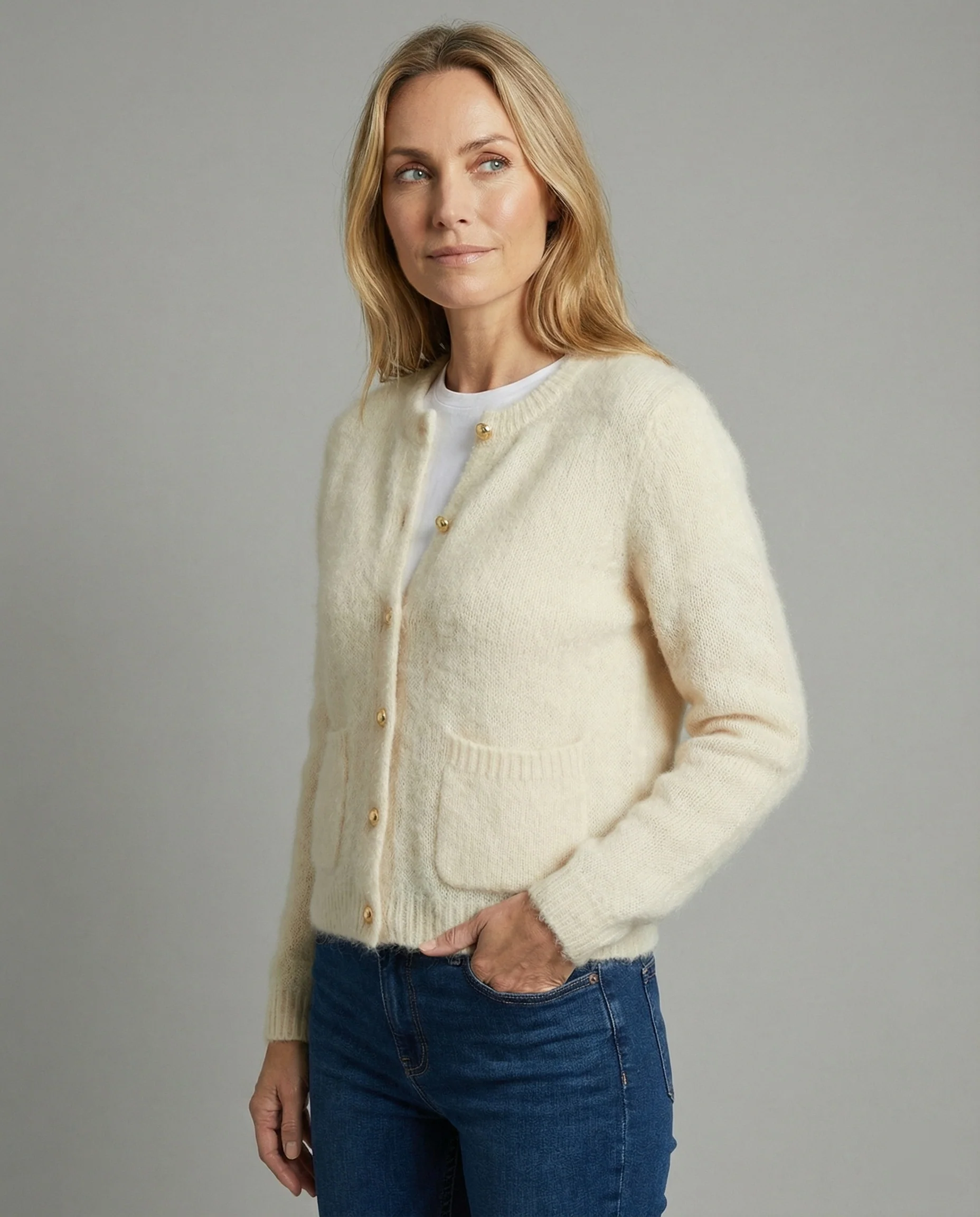 Kurze kastige Bouclé-Cardiganjacke mit goldverzierten Zierknöpfen und aufgesetzten Eingrifftaschen Heidi-Mode - Image 4