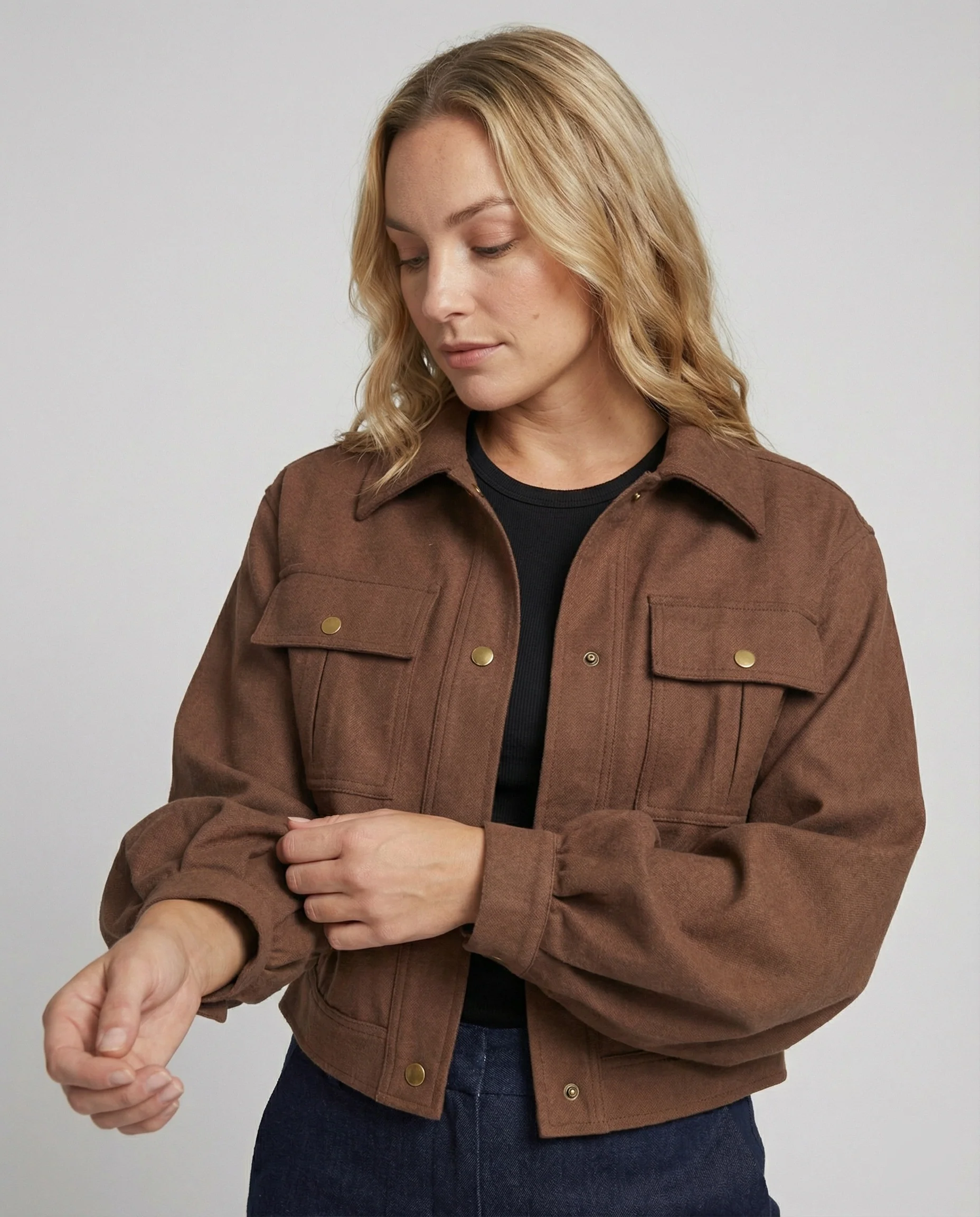 Kurze kastige Hemdjacke mit voluminösen Ballonärmeln Pattentaschen und Druckknopfverschluss Heidi-Mode - Image 3