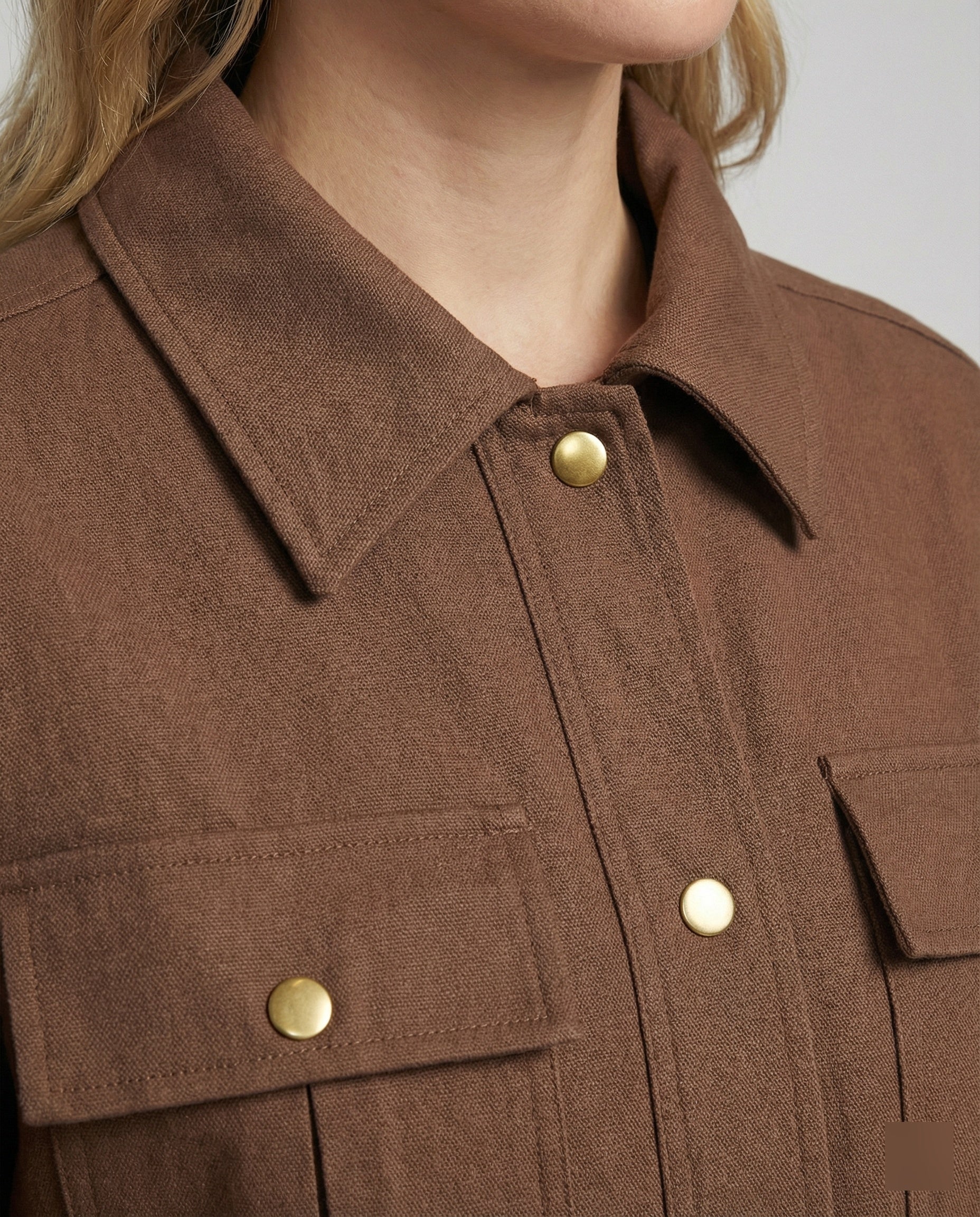 Kurze kastige Hemdjacke mit voluminösen Ballonärmeln Pattentaschen und Druckknopfverschluss Heidi-Mode - Image 4