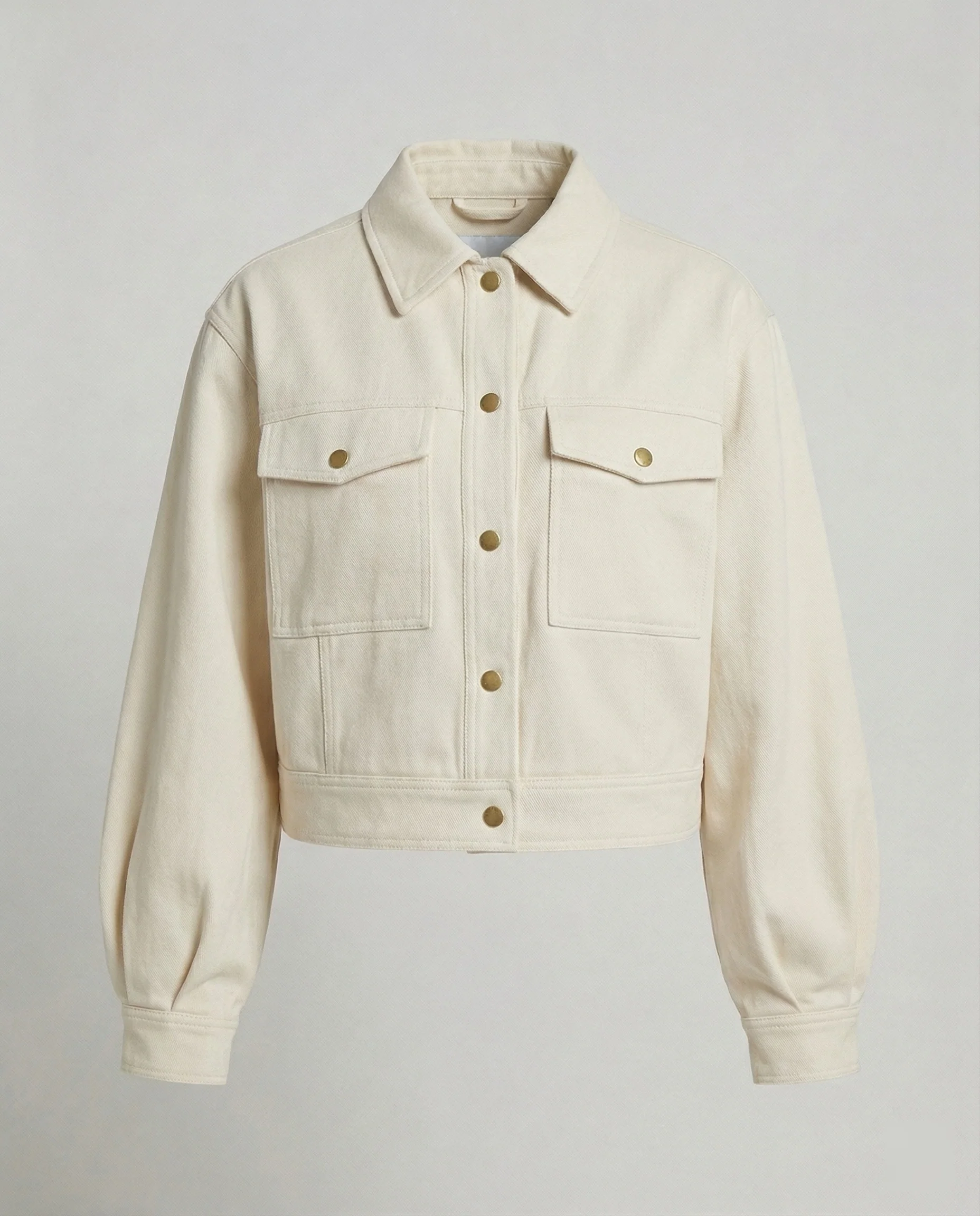Kurze kastige Hemdjacke mit voluminösen Ballonärmeln Pattentaschen und Druckknopfverschluss Heidi-Mode - Image 6