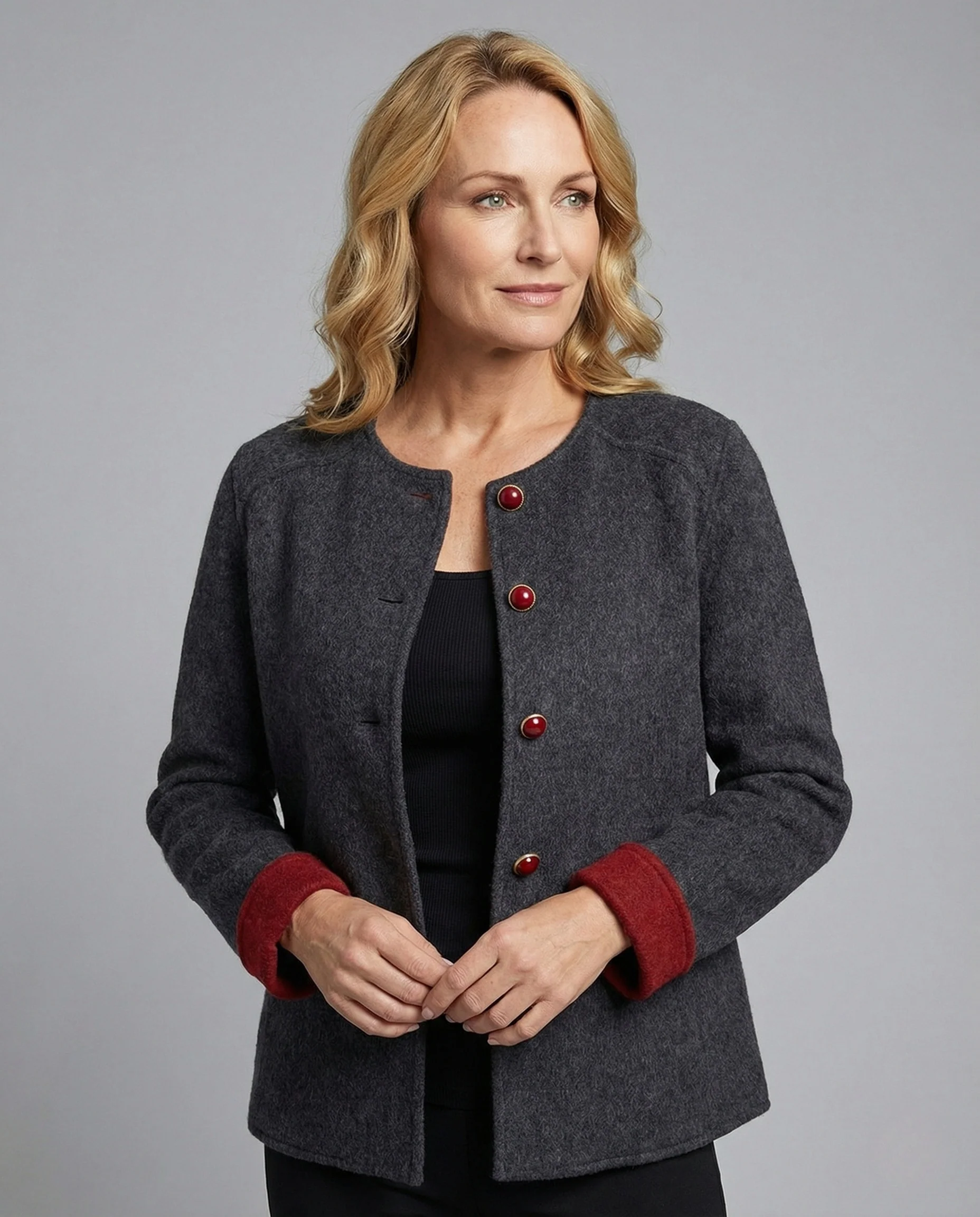 Kurze kastige Wollmixjacke mit Rundhalsausschnitt dekorativen Schmuckknöpfen und umgeschlagenen Manschetten Heidi Mode - Image 2