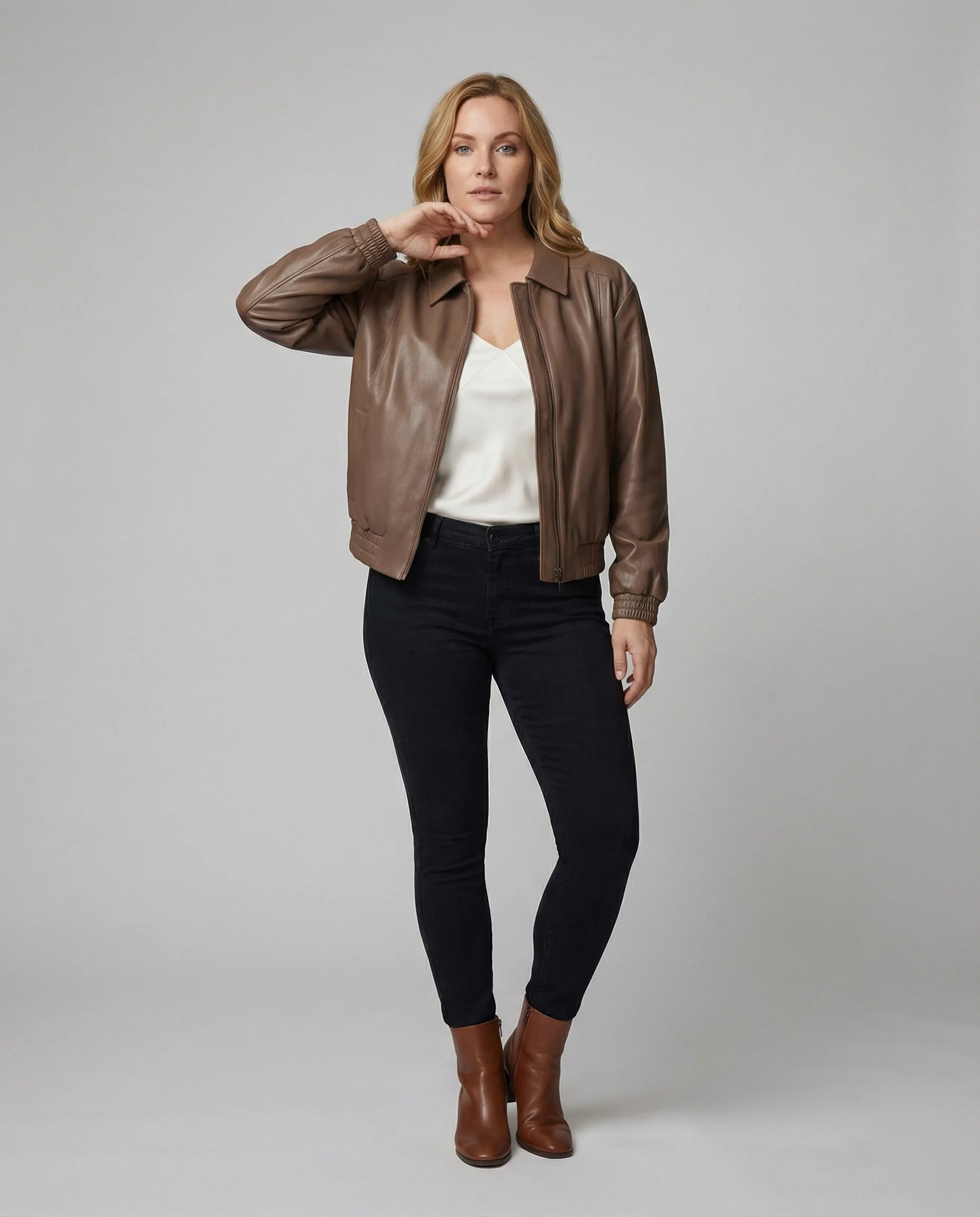 Kurze Lederblousonjacke mit Hemdkragen, verdecktem Reißverschluss und elastischen Bündchen Heidi-Mode - Image 2
