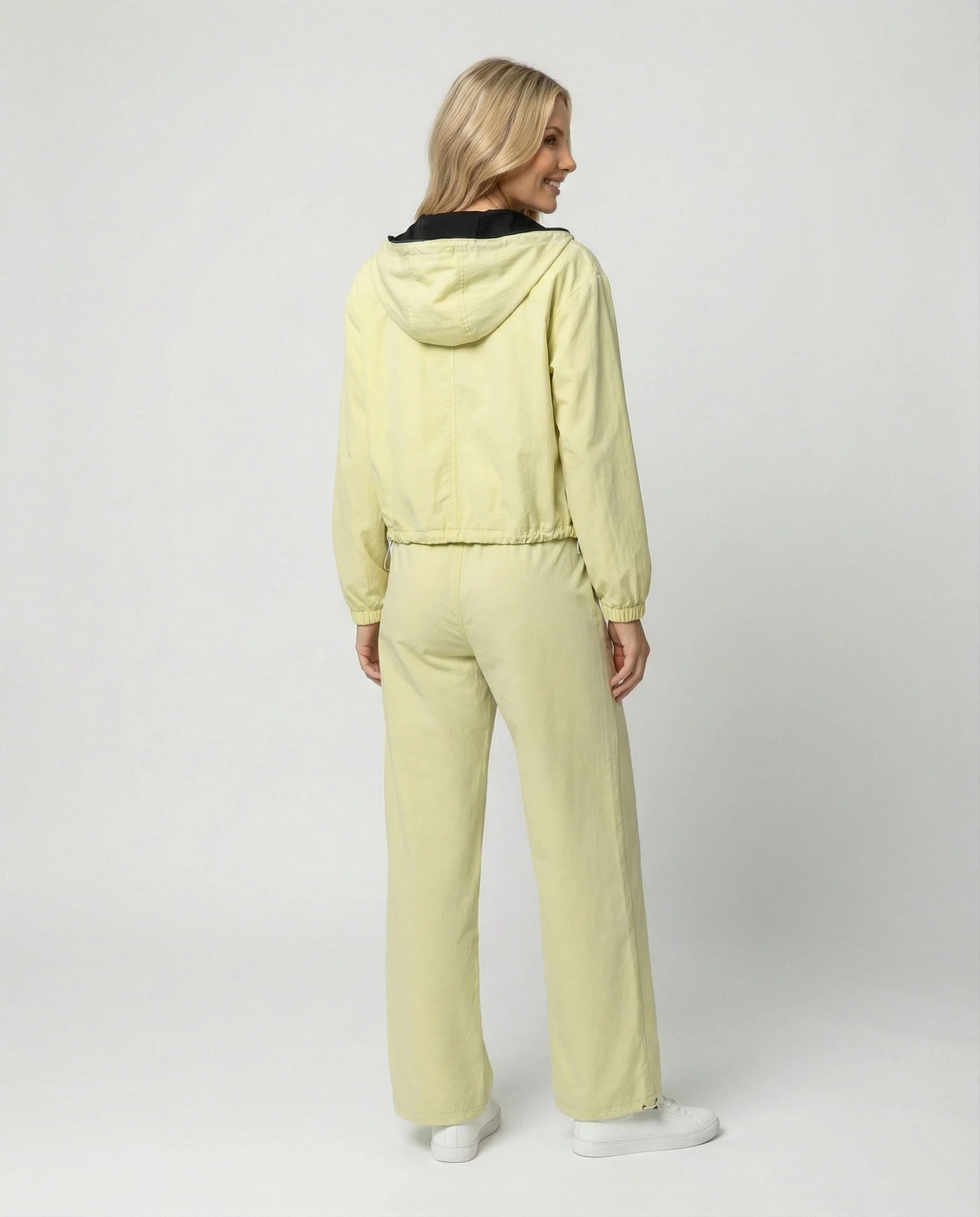 Damen kurzes Kapuzenblouson mit Reißverschluss und hochgeschnittener weiter Jogginghose Heidi Mode - Image 3
