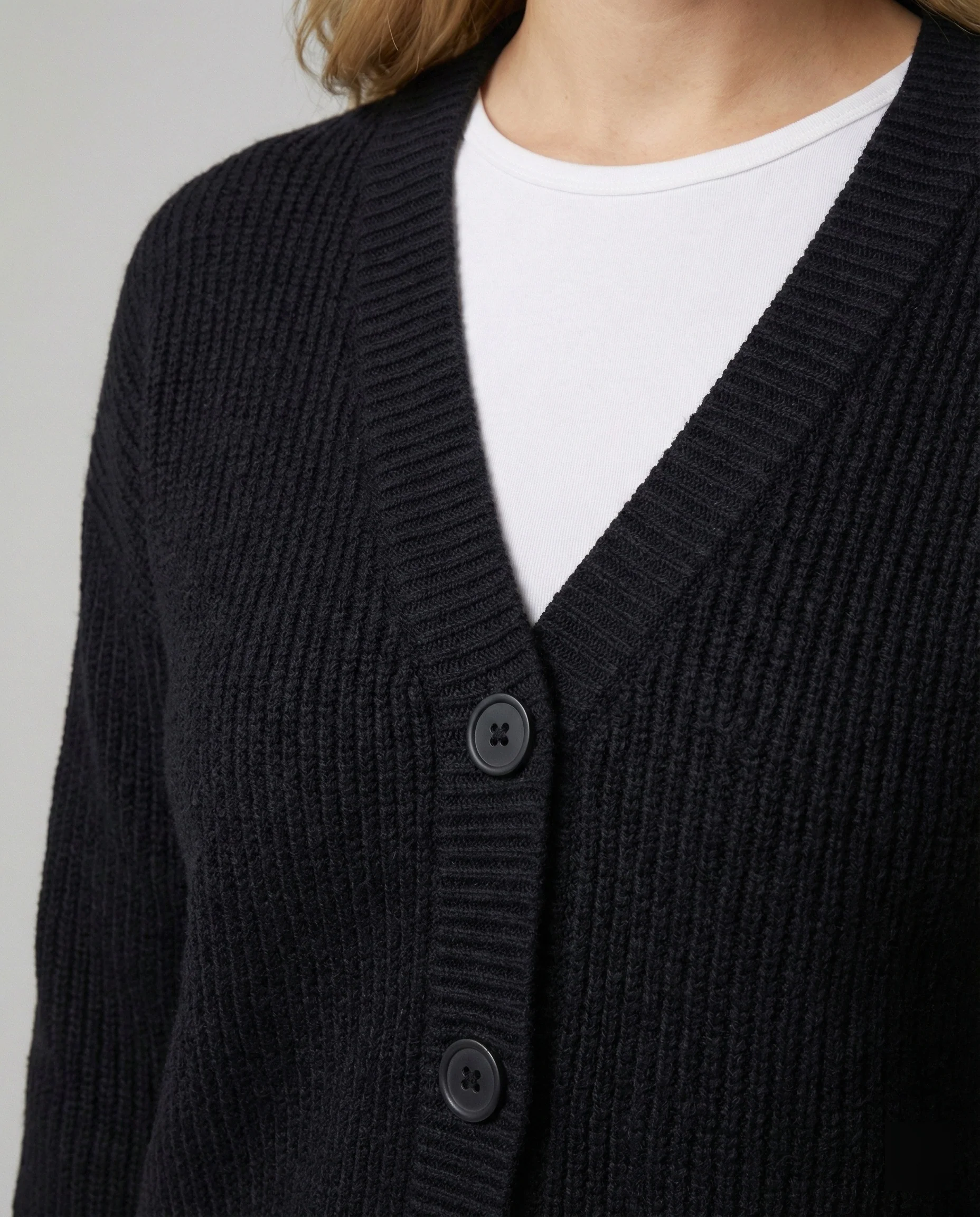 Lässiger Grobstrick-Cardigan mit tiefem V-Ausschnitt geripptem Knopfsteg und überschnittener Schulter Heidi-Mode - Image 3
