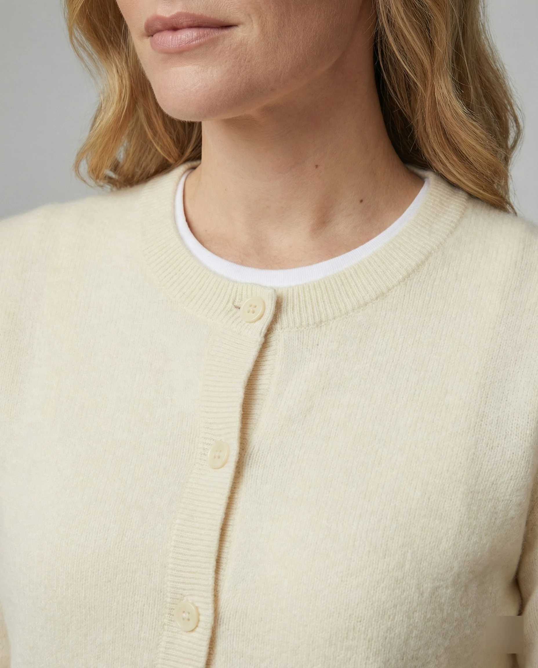 Leichte Feinstrick-Cardigan mit durchgehender Knopfleiste, überschnittenen Schultern und verlängerten Rippbündchen Heidi-Mode - Image 3