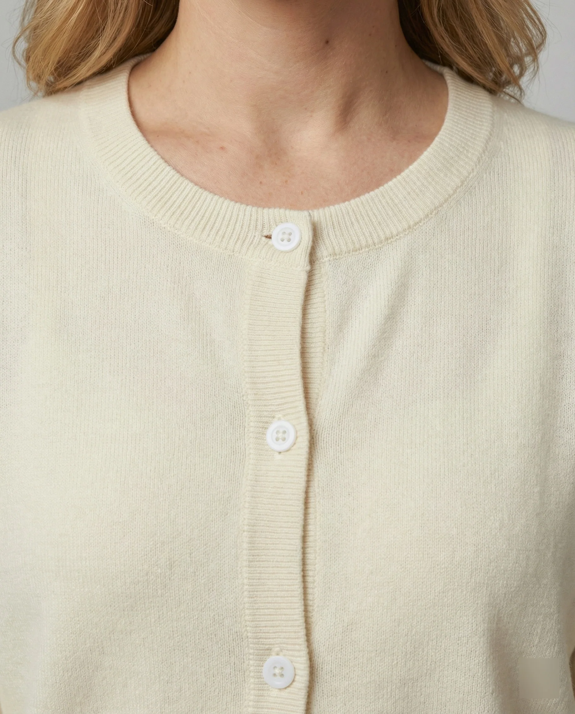 Leichte Feinstrick-Cardigan mit Rundhalsausschnitt, soften Rippbündchen und minimalistischer Knopfleiste Heidi-Mode - Image 2