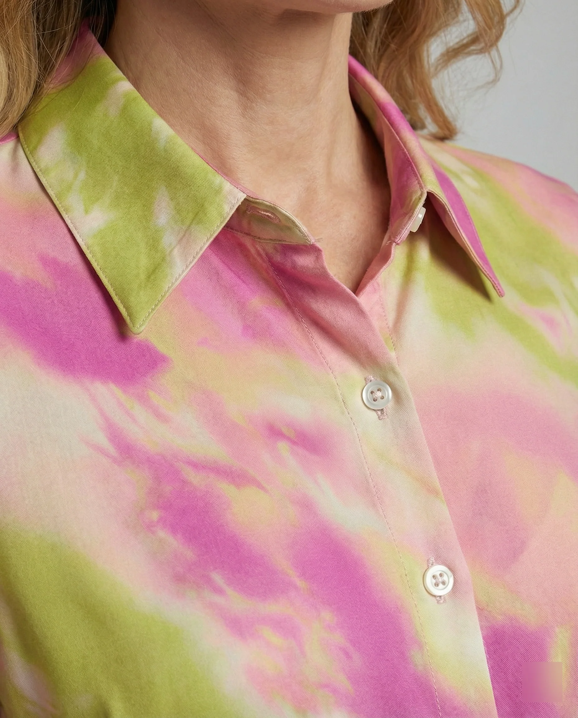 Damen Blusentop Viskose Batik mit Kentkragen - Image 4