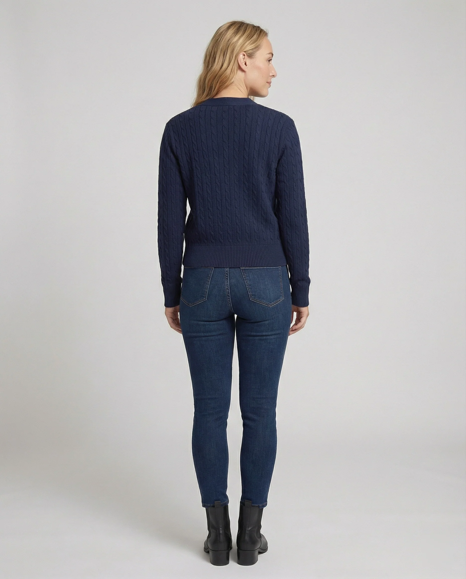 Leichter Baumwollmix-Cardigan mit dezenter Zopfstruktur Rundhalsausschnitt und tonaler Knopfleiste Heidi-Mode - Image 2
