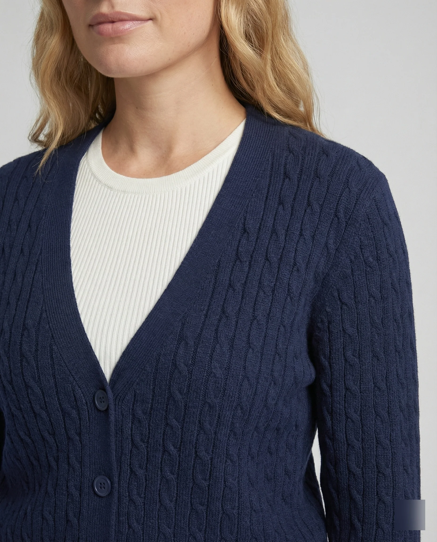 Leichter Baumwollmix-Cardigan mit dezenter Zopfstruktur Rundhalsausschnitt und tonaler Knopfleiste Heidi-Mode - Image 4