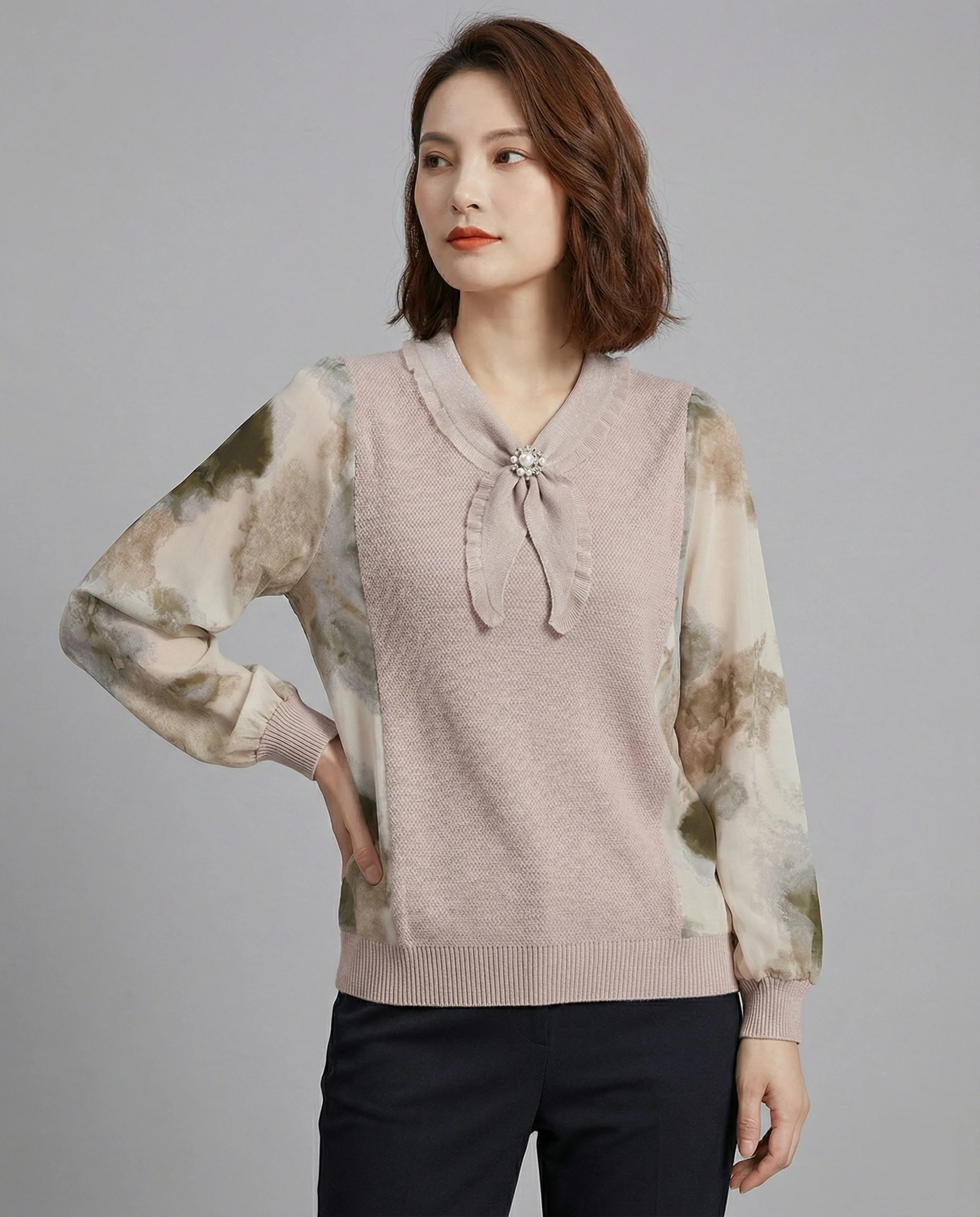 Leichter Strukturstrickpullover mit dekorativem Schleifenkragen, transparenten Chiffonärmeln und Schmuckbrosche Heidi Mode - Image 4
